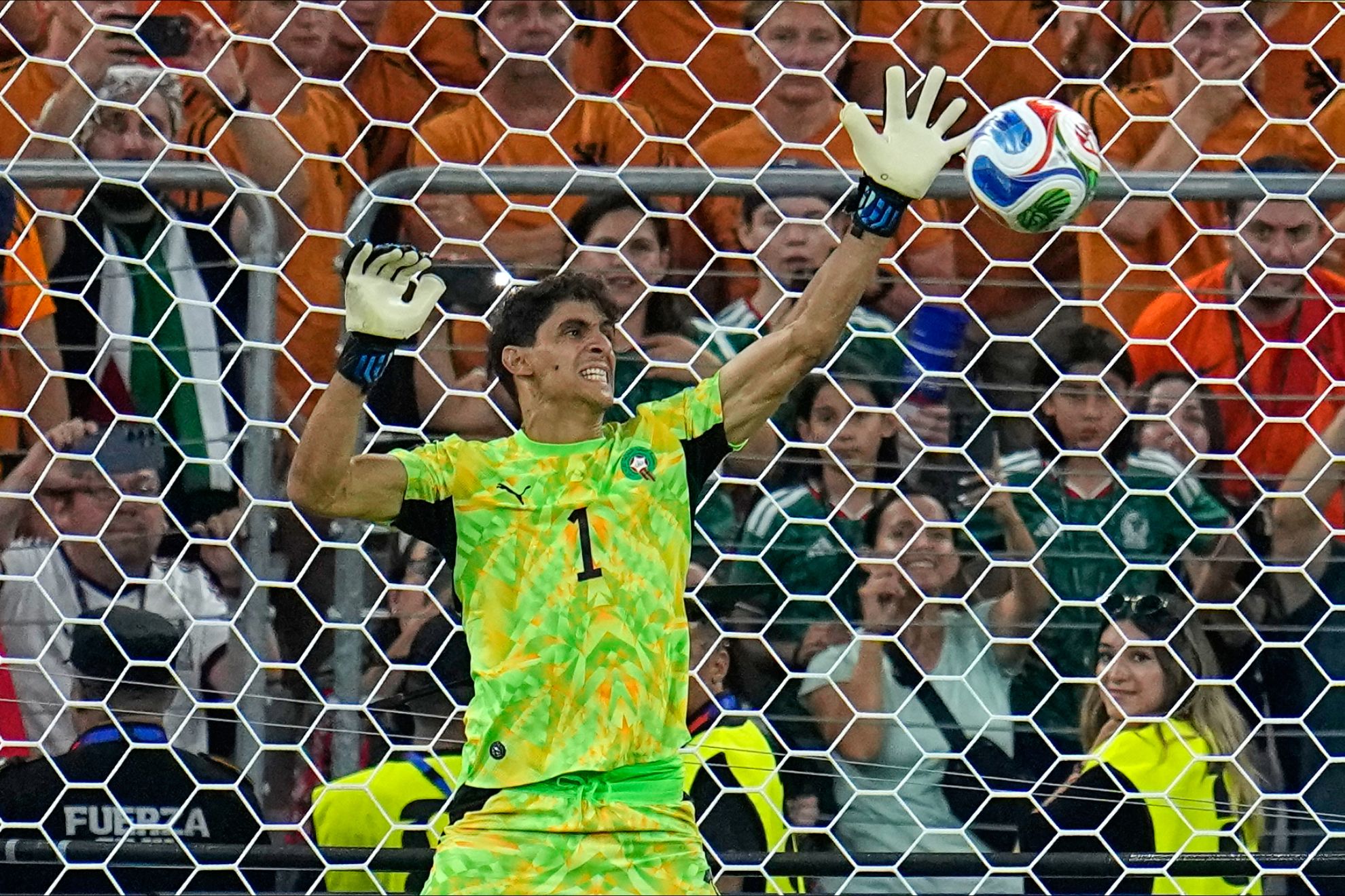 Yassine Bono detiene un penalti a Summerville