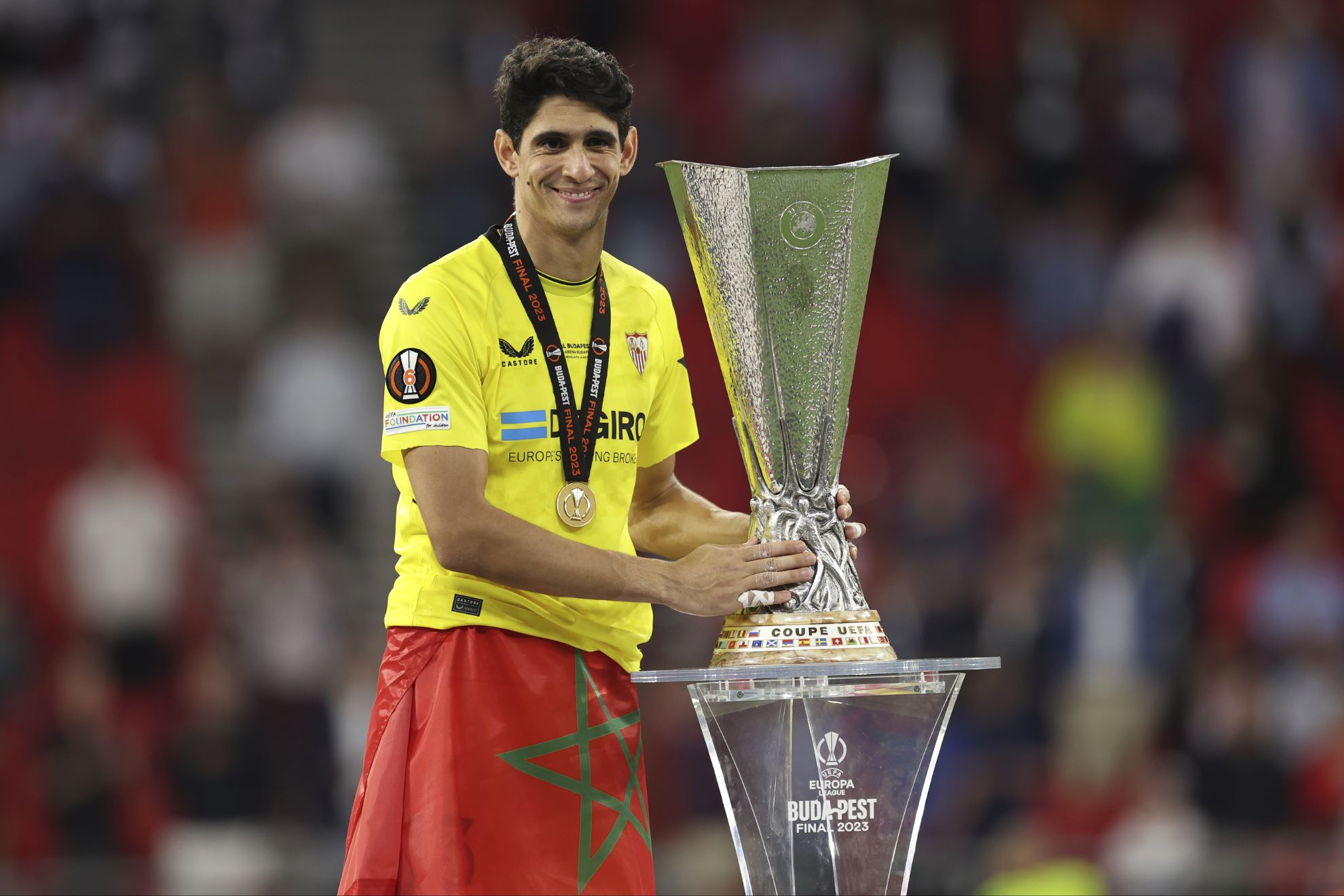 Yassine Bono posa con el trofeo de la Europa League