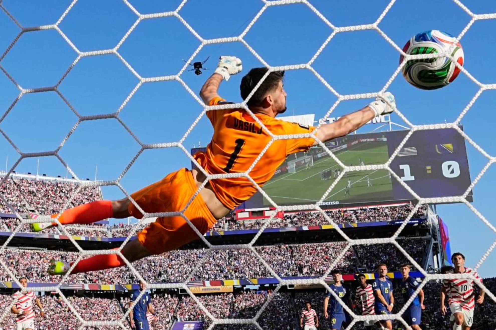 Uno de los tantos goles de este Mundial entrando en la portería.