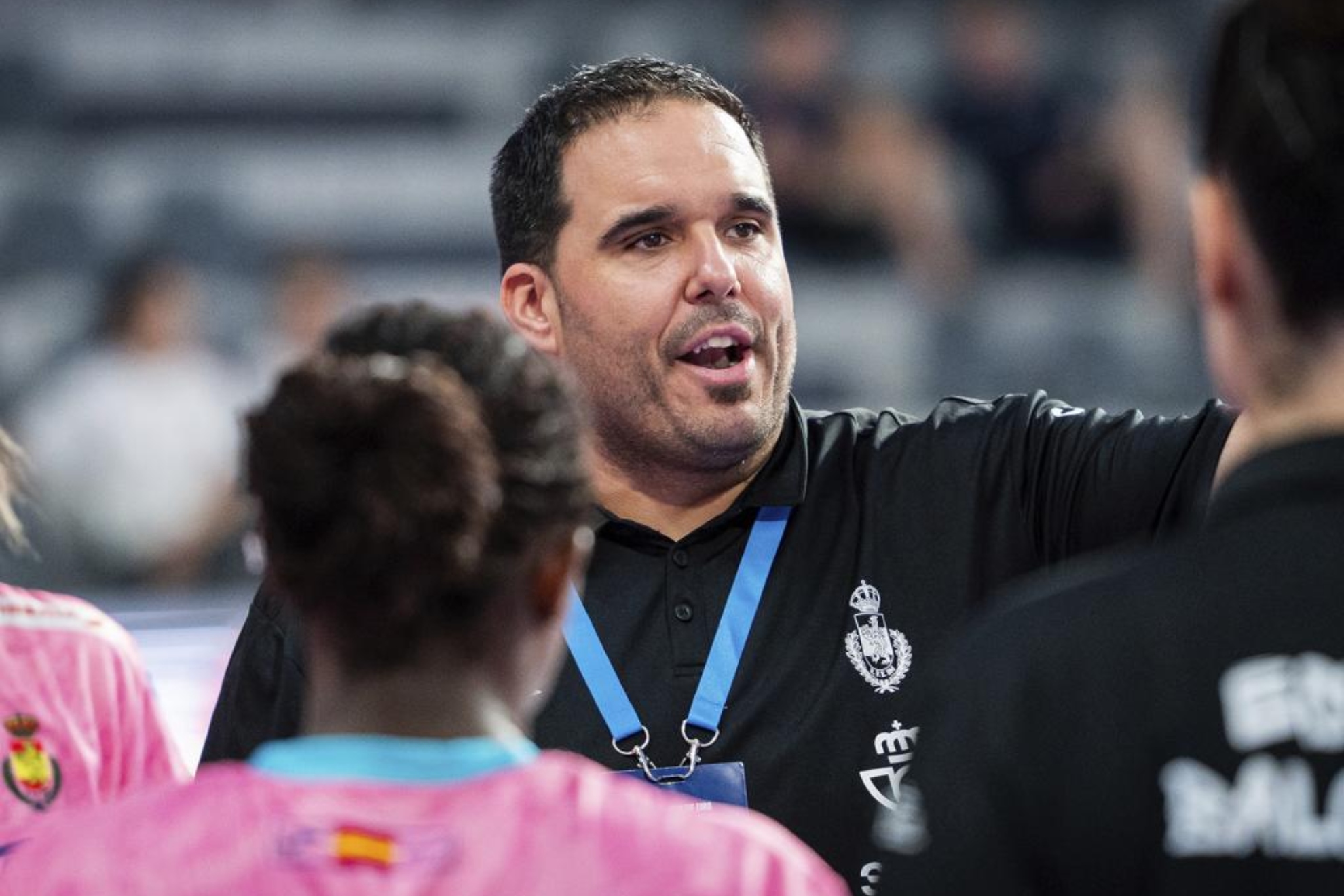Joaquín Rocamora dando instrucciones a las suyas