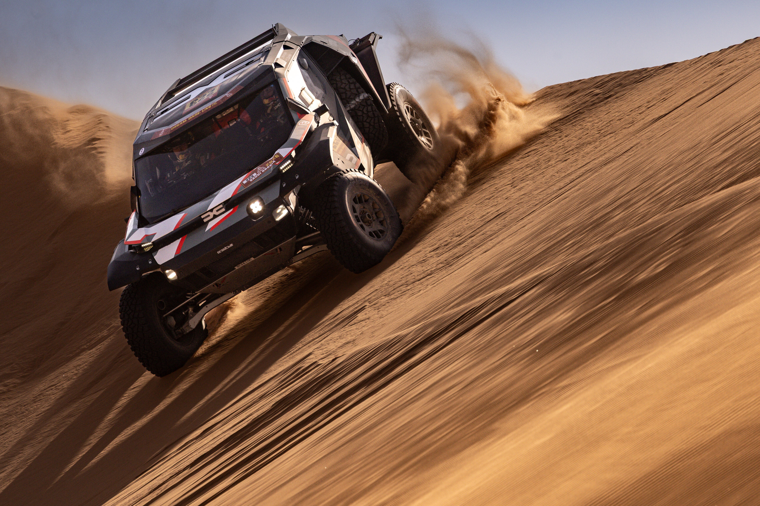 Al-Attiyah quiere seguir pilotando el Dacia... aunque el coche pase a manos de otra marca.