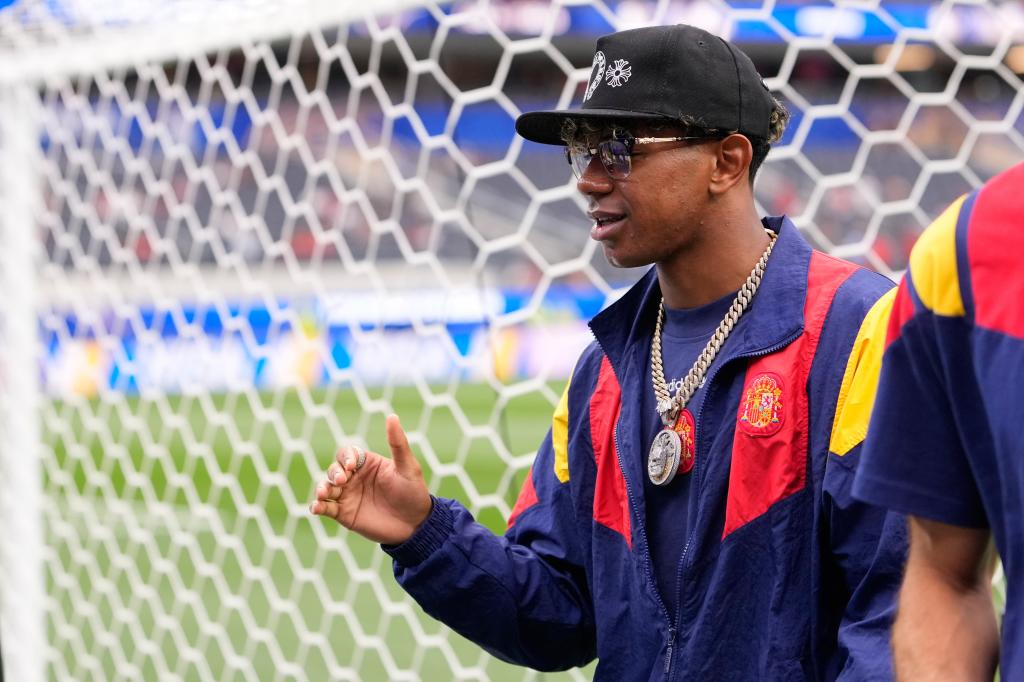 Lamine Yamal, de España, pisa el terreno de juego antes del partido de dieciseisavos de final del Mundial entre España y Austria en Inglewood