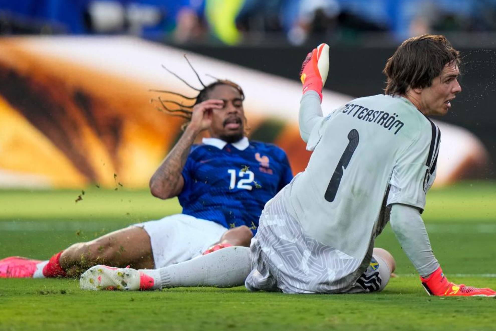 Barcola, ante Zetterstrom en el partido ante Suecia