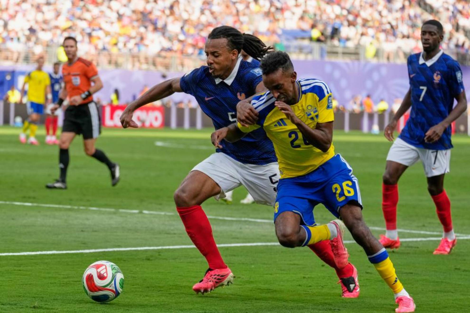 Koundé ante Taha Ali durante el Francia-Suecia.