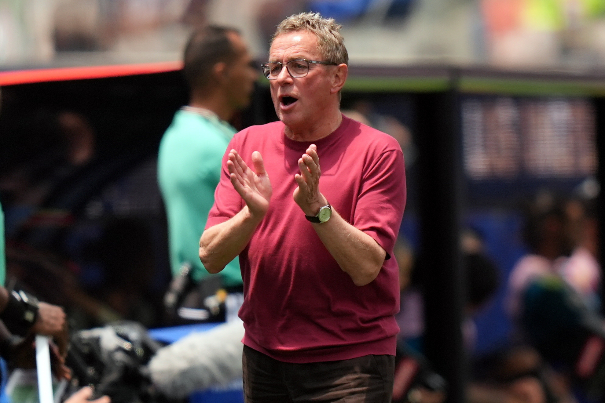 Rangnick aplaude a sss jugadores durante el partido contra España.