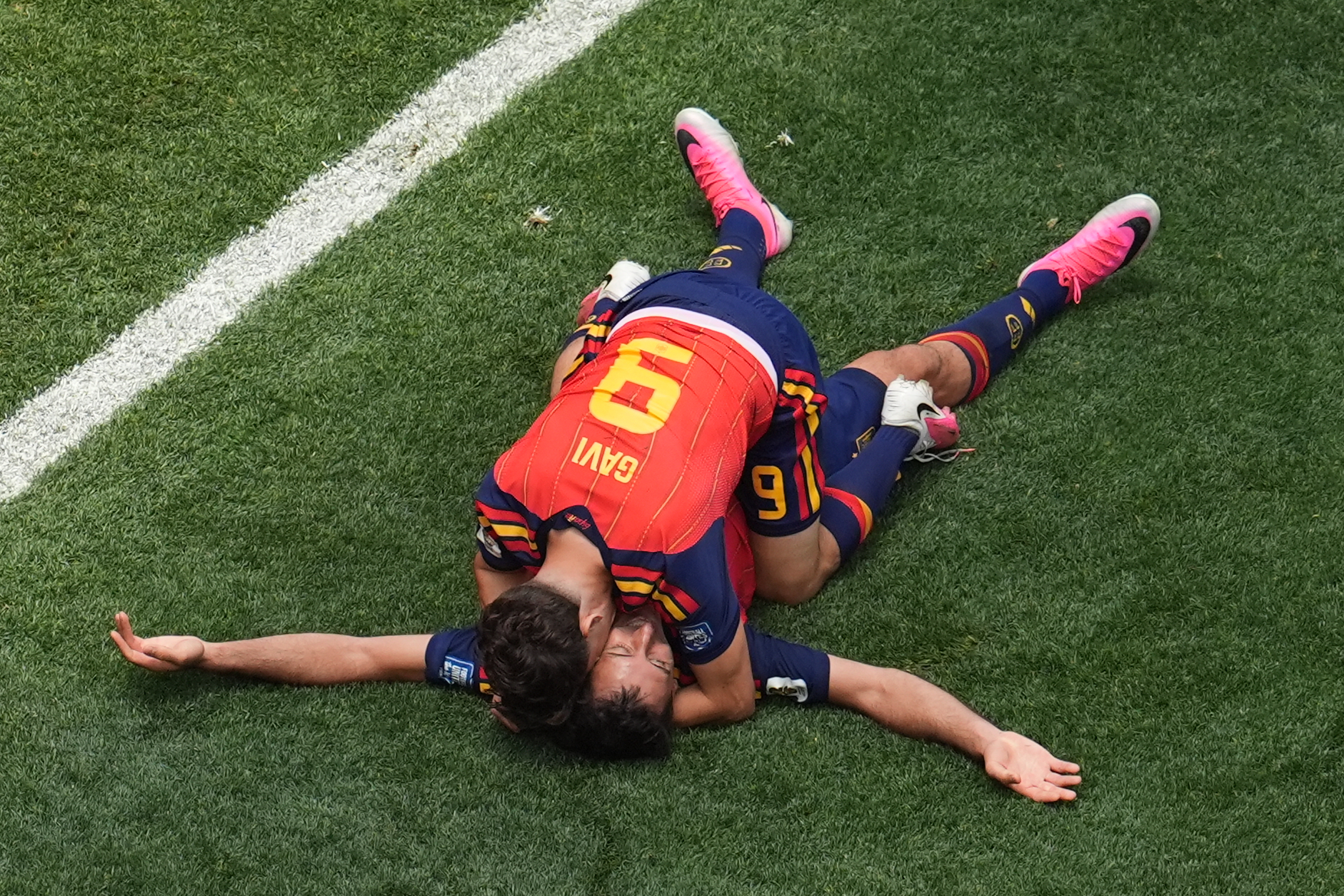 &nbsp;Gavi y Oyarzabal se felicitan por el segundo gol del eibarrés ante Austria en el partido de dieciseisavos del Mundial.