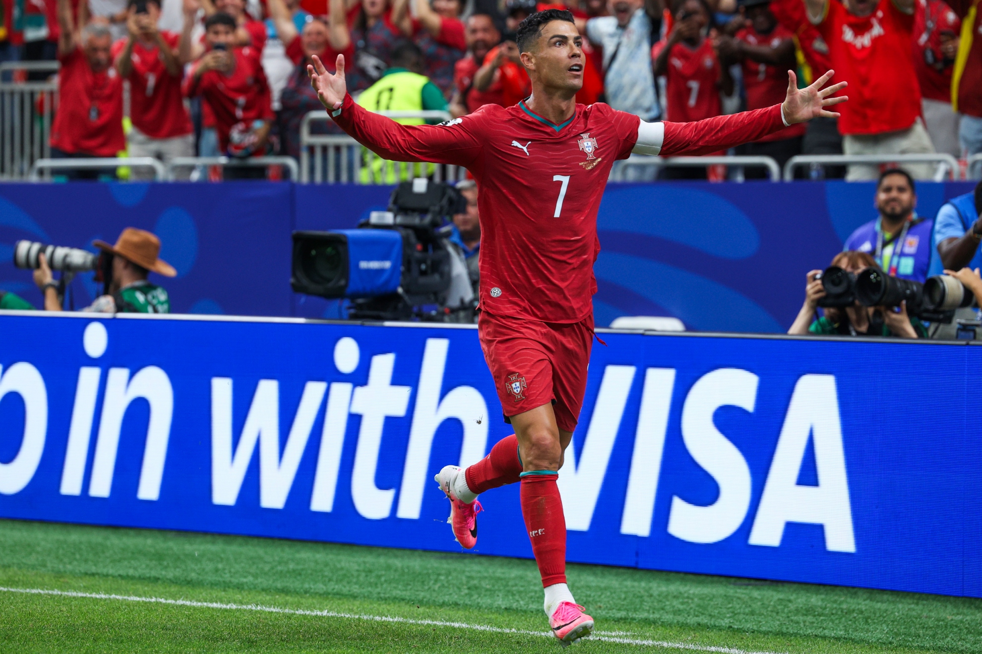 Cristiano Ronaldo celebra uno de sus goles ante Uzbekistán.