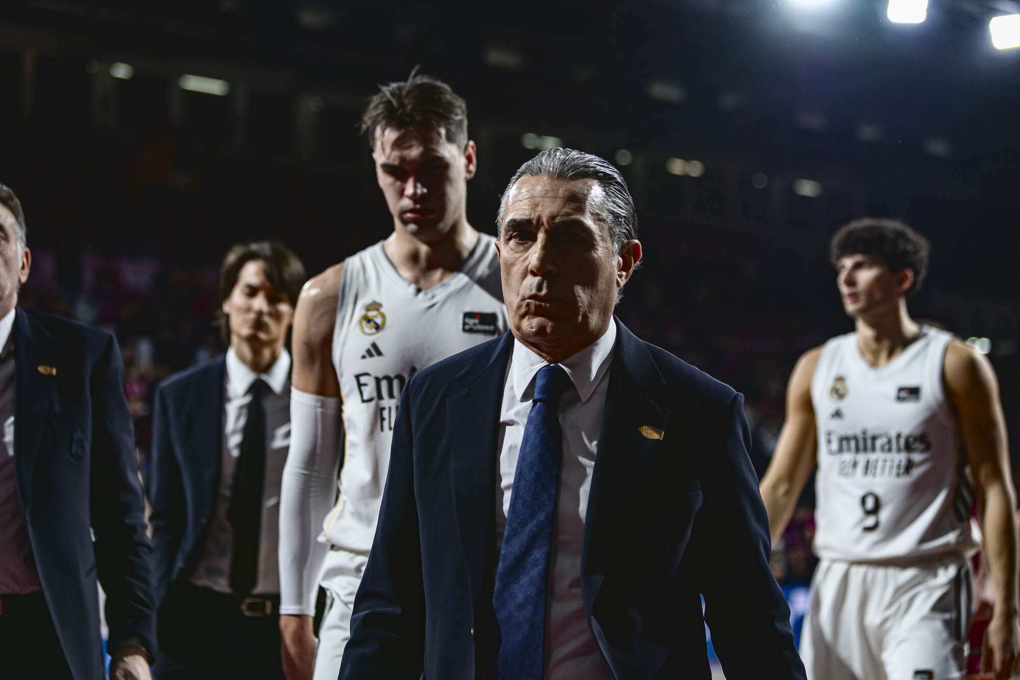 Mario Hezonja camina tras Sergio Scariolo al descanso de un encuentro.