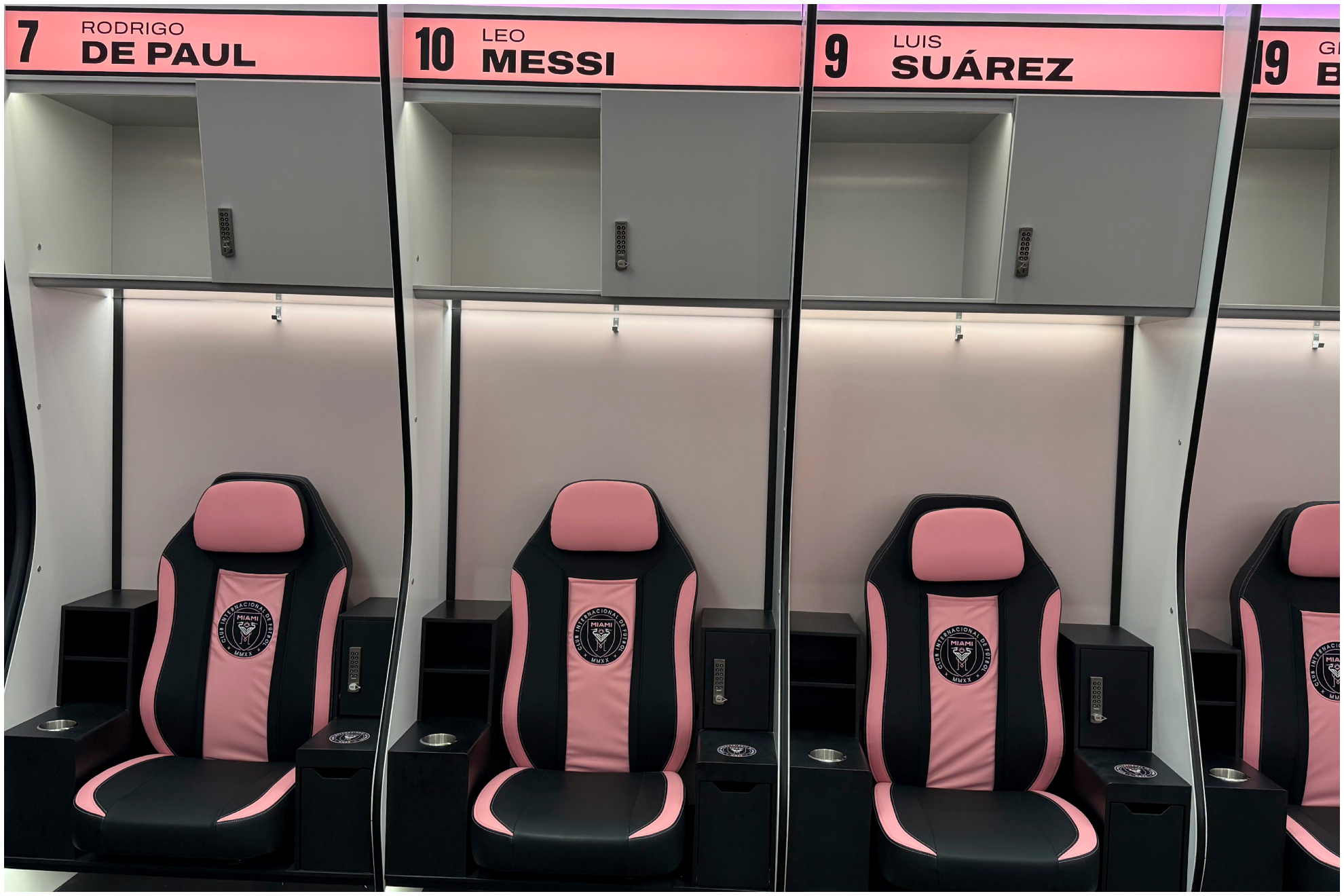 El vestuario con las taquillas de Messi, De Paul y Suárez.