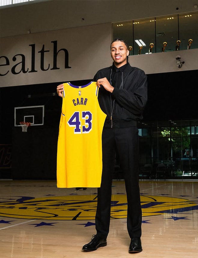 Los Lakers firman a Cameron Carr, el jugador que intercambiaron por Sergio de Larrea