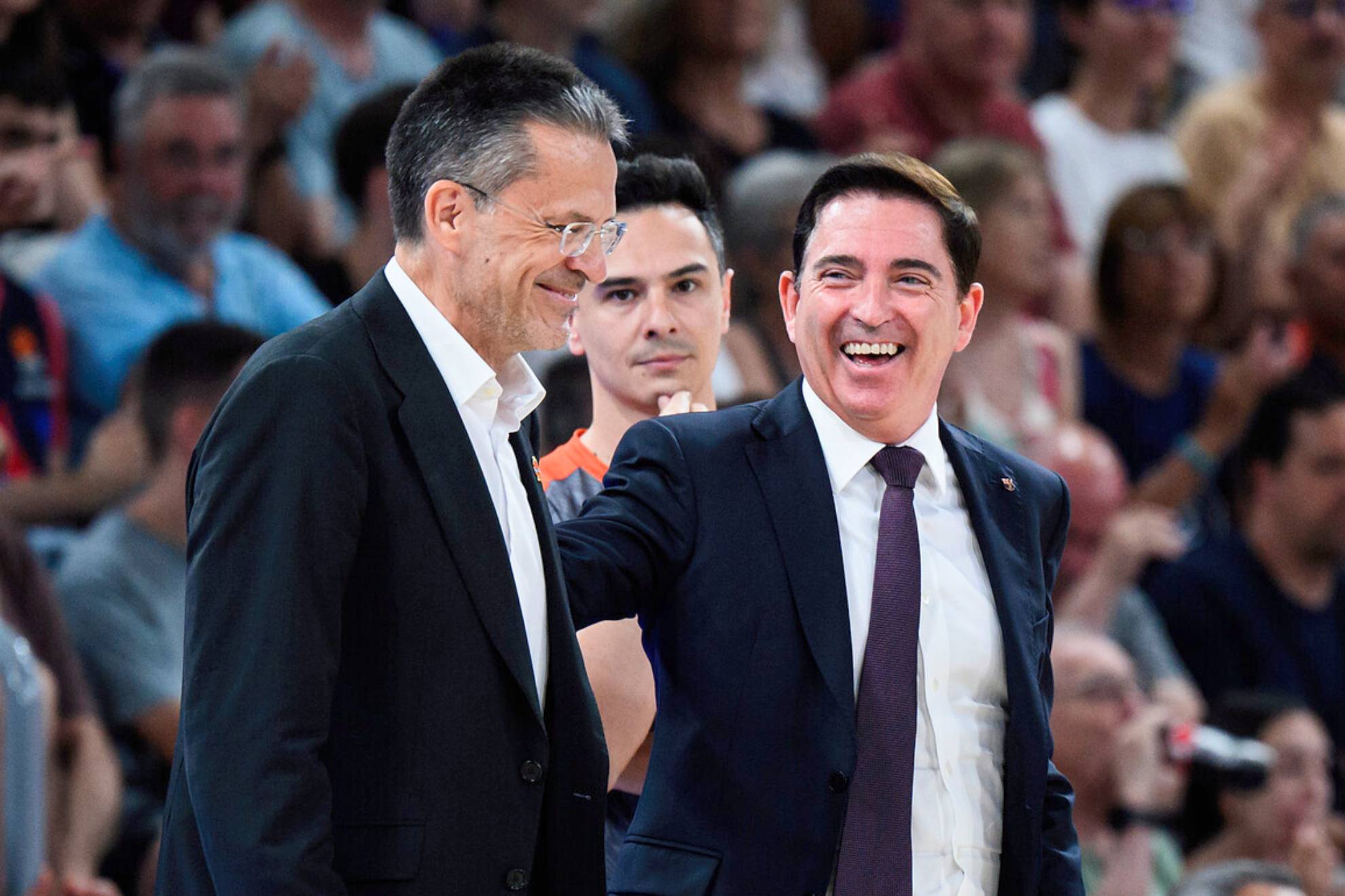 Pedro Martínez y Xavi Pascual bromean durante un partido de la final de la Liga Endesa.