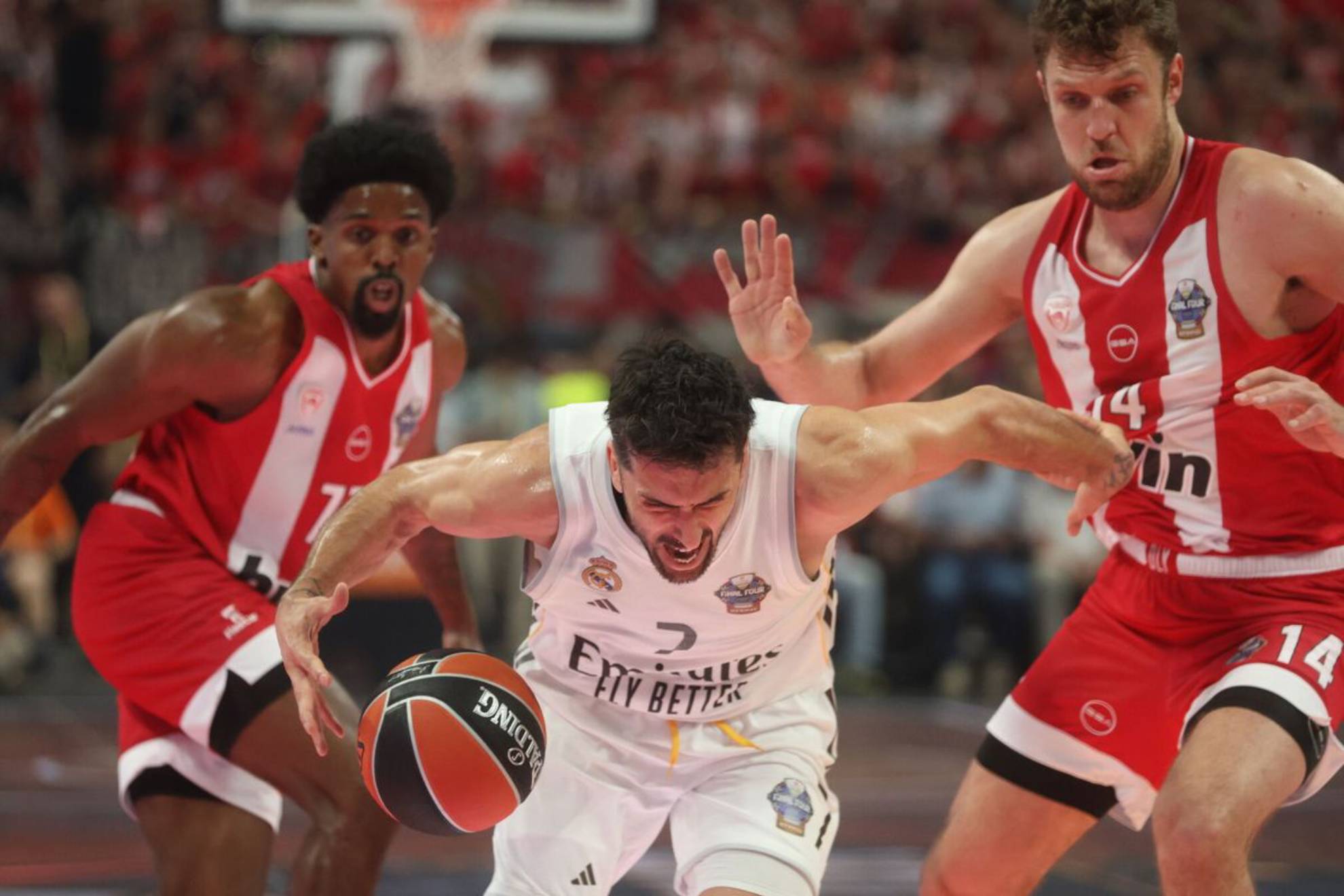 Facundo Campazzo trata de superar la defensa de Sasha Vezenkov.