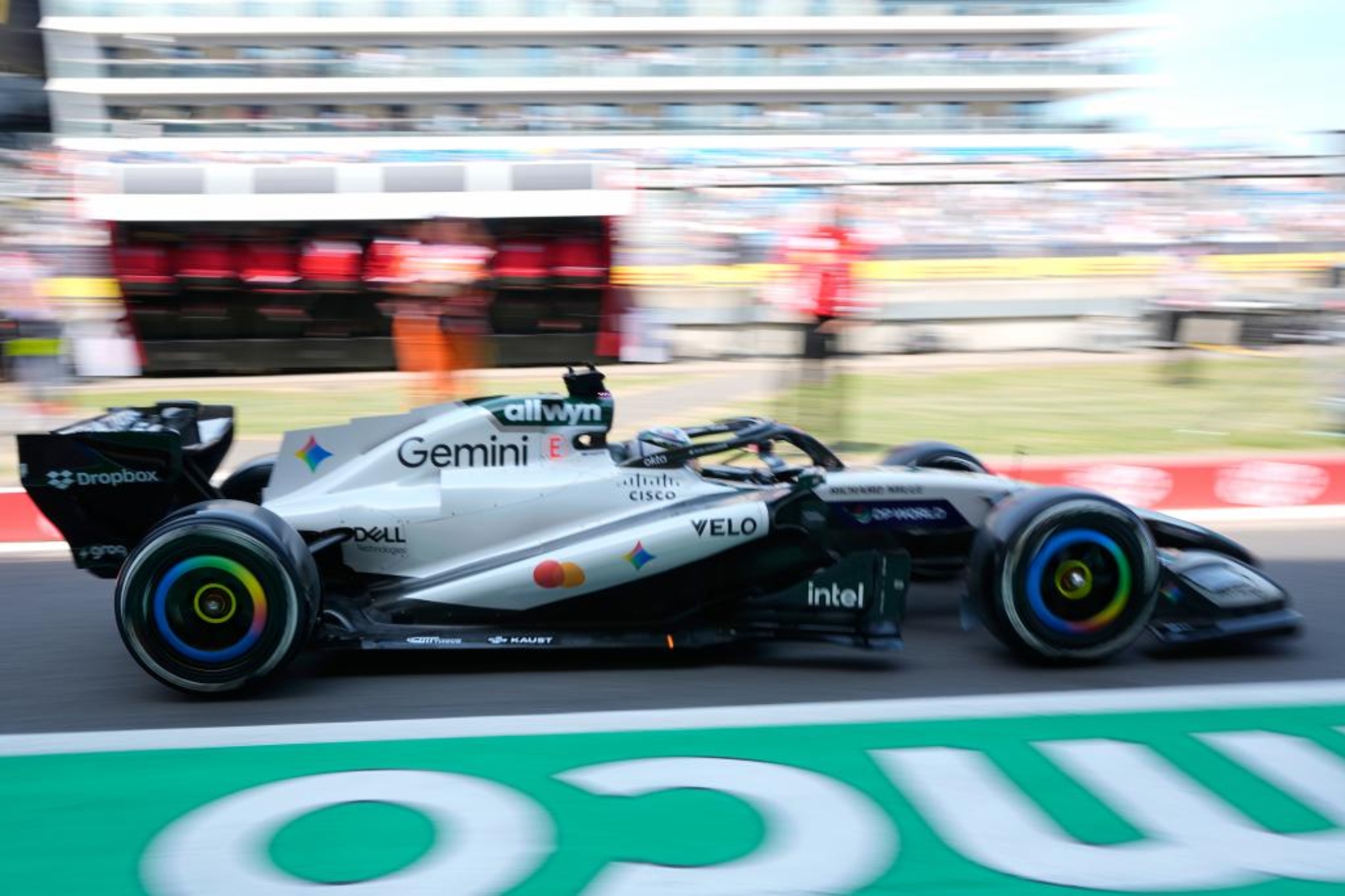 Piastri regresa a boxes con la nueva decoración de McLaren.