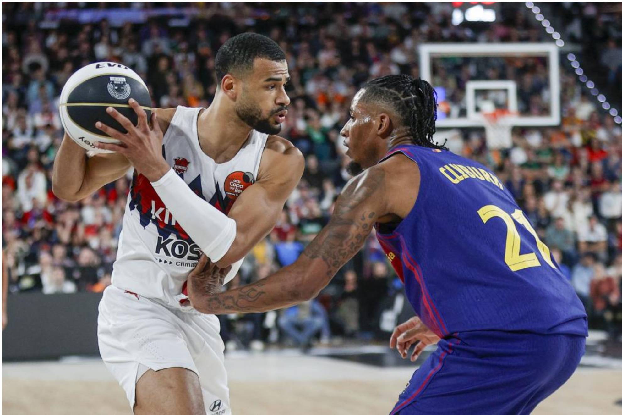 Timothe Luwawu-Cabarrot, defendido por Will Clyburn durante la semifinal de la Copa del Rey.