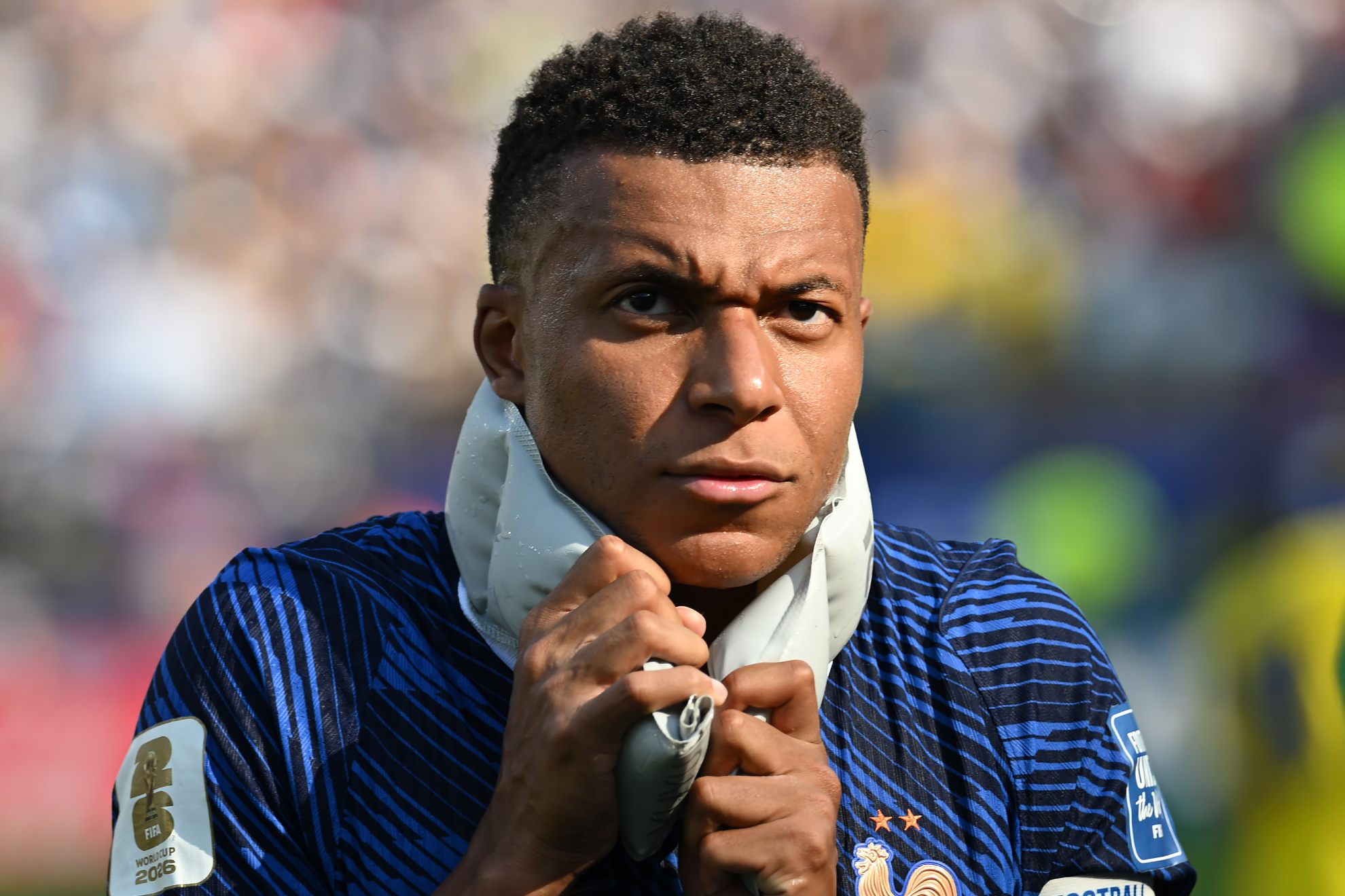 Mbappé se enfría en una pausa de hidratación.