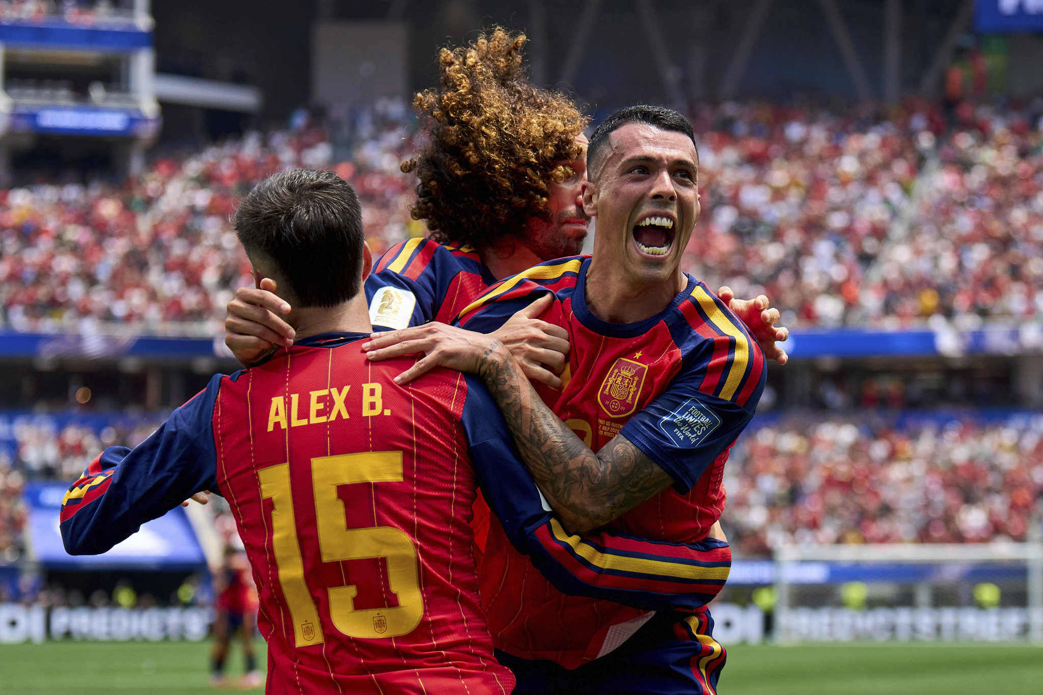 Pedro Porro celebra su gol con Cucurella y Álex Baena.
