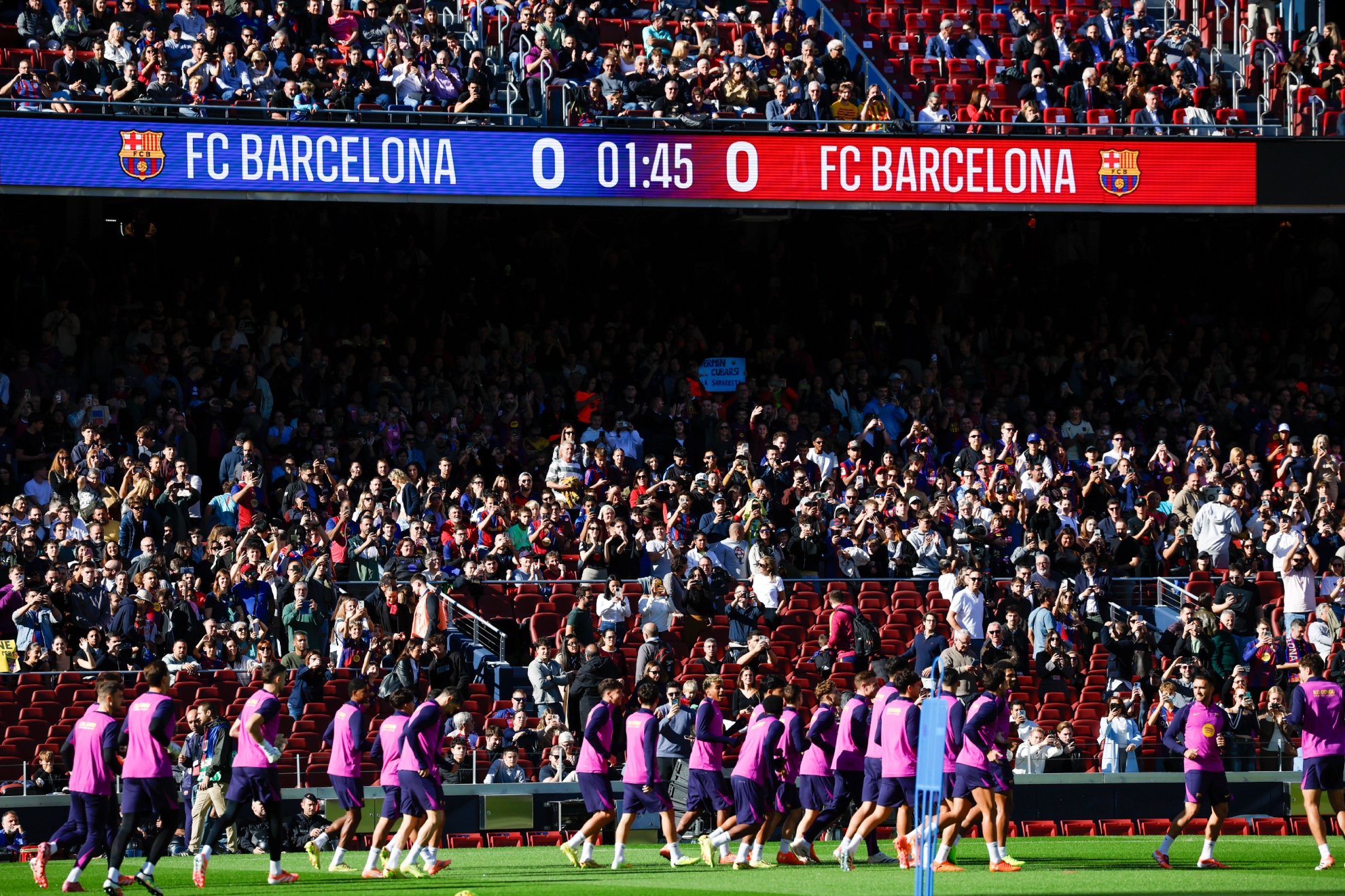 Imágenes de aficionados en el Camp Nou en un entrenamiento del Barça. EFE