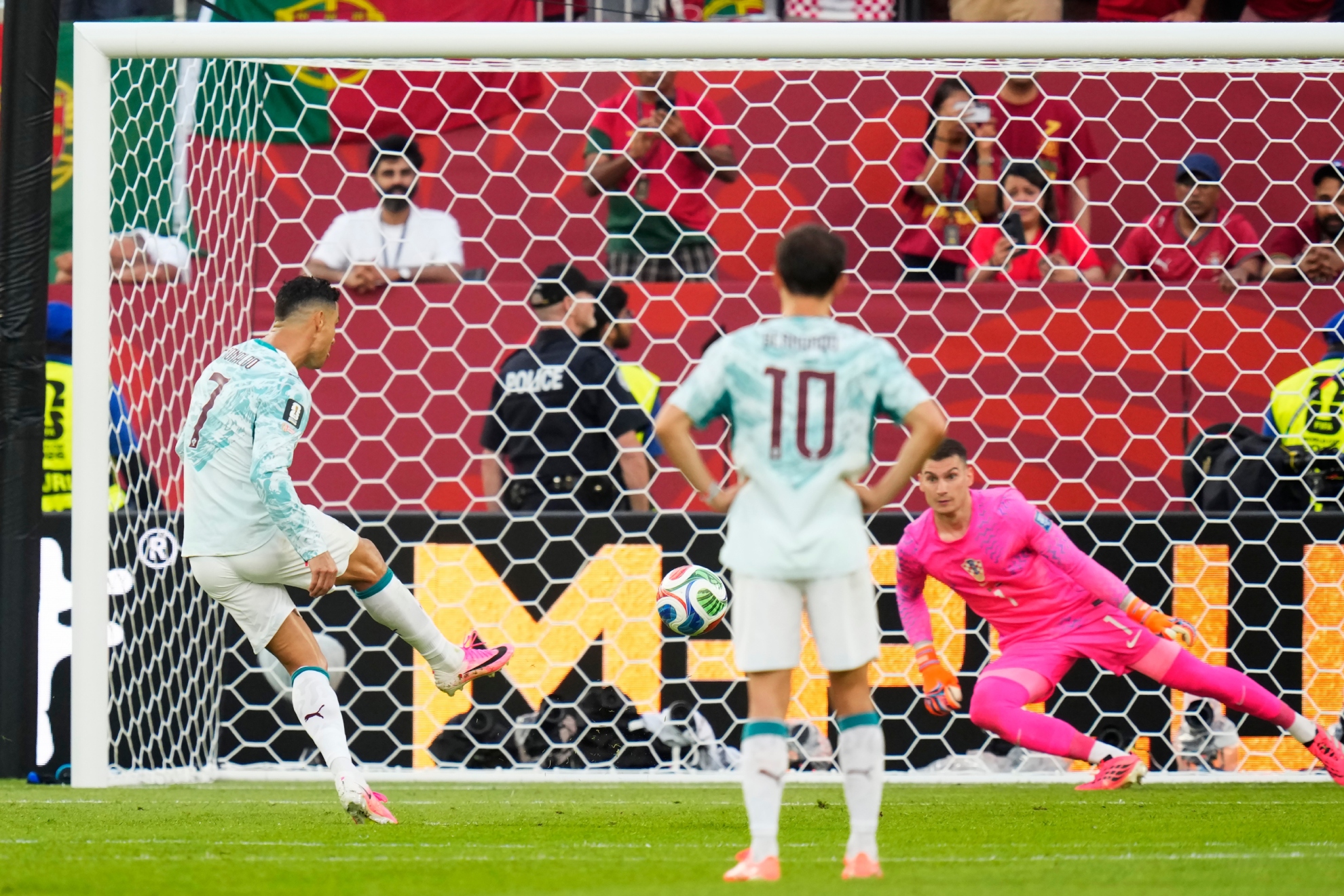 Cristiano Ronaldo transforma el penalti ante Croacia.