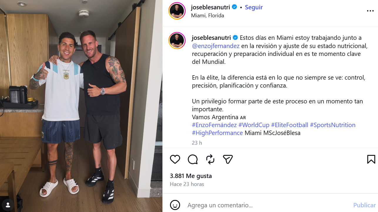 El posto de José Blesa junto a Enzo Fernández en Miami durante el Mundial.