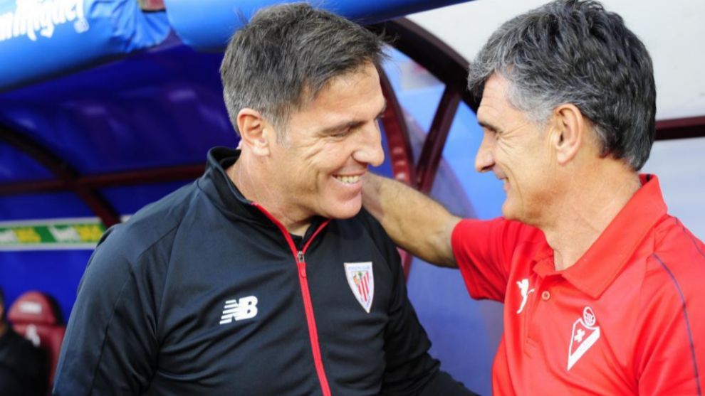 El 'Toto' Berizzo,en su momento como entrenador del Athletic Club, saludando a Mendilibar, del Eibar