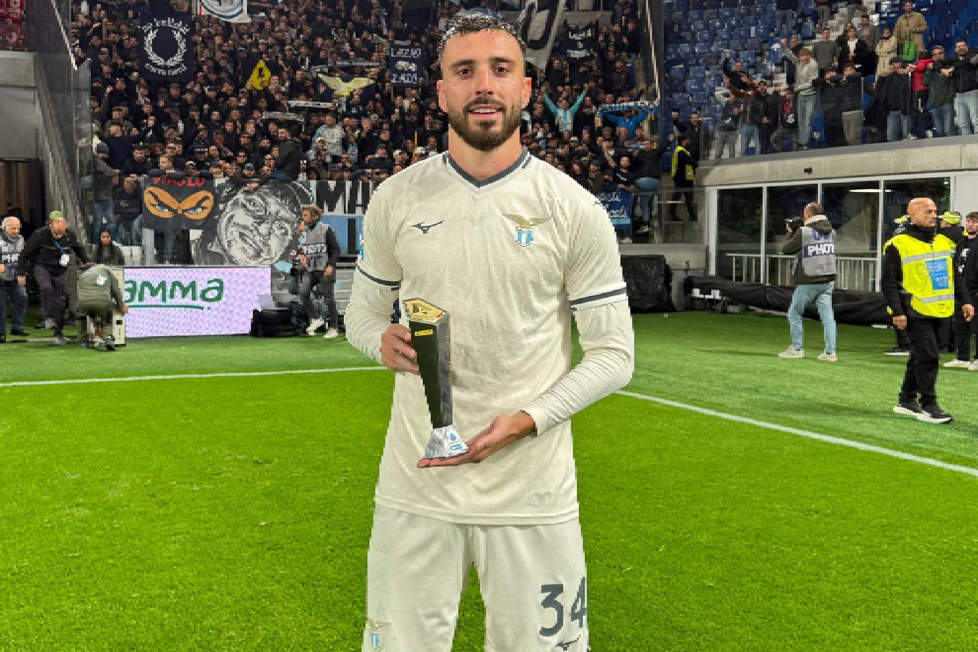 Mario Gila, con el premio de hombre del partido con la Lazio