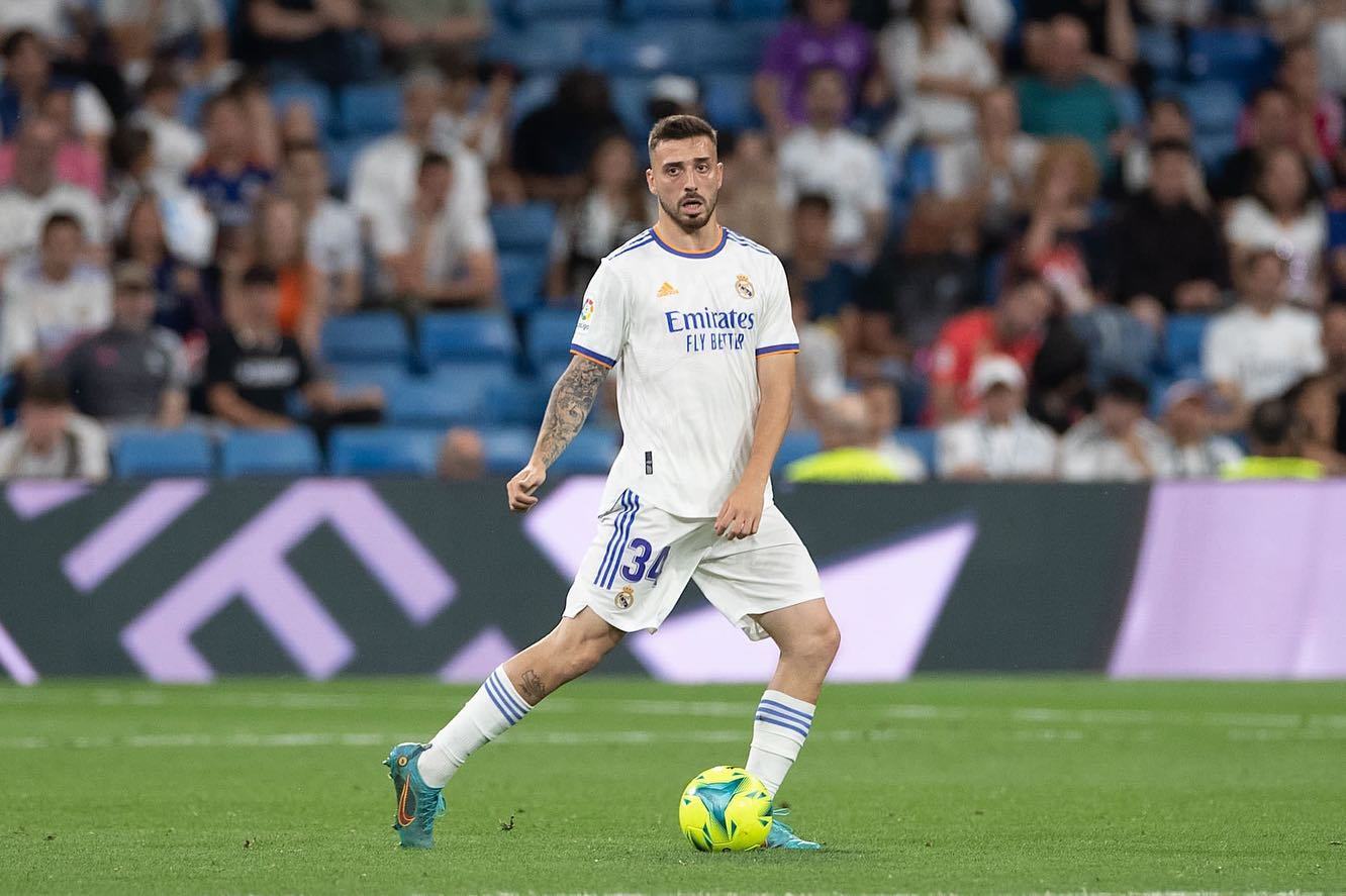 Mario Gila, giocando con il Real Madrid