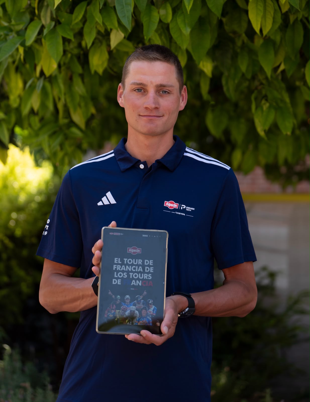 Van der Poel posa con el Tour de Francia MARCA Plus by Alpecin