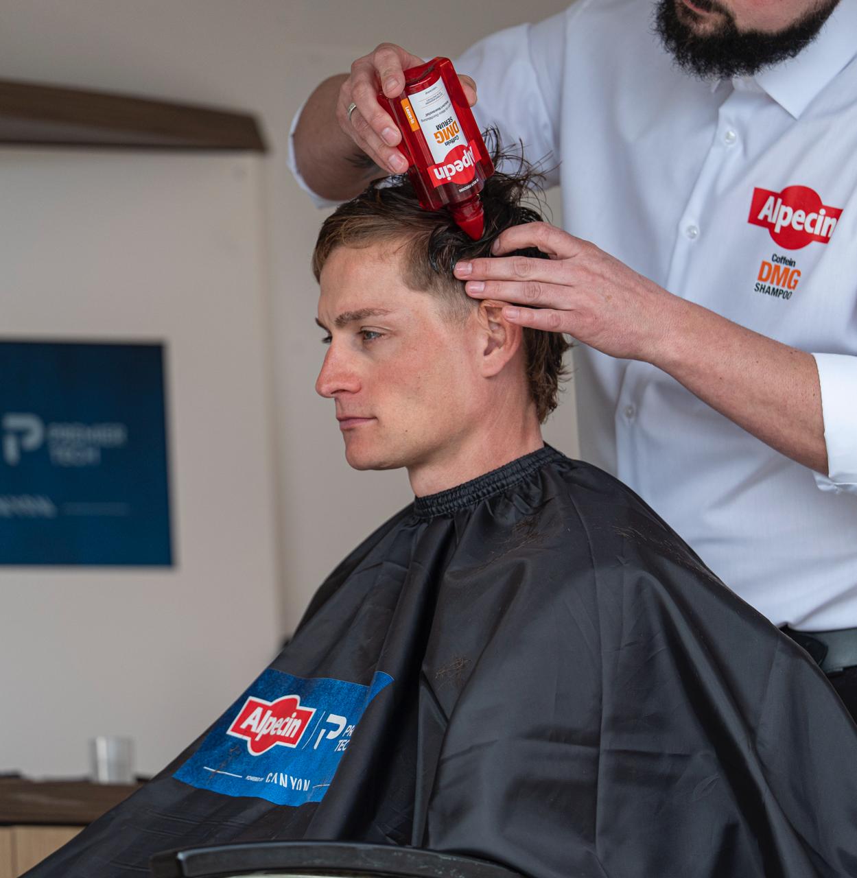 Van der Poel cuida su cabello en la peluquería de Alpecin.