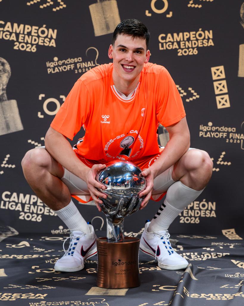 Jaime Pradilla posa con el trofeo de campeón de la Liga Endesa.