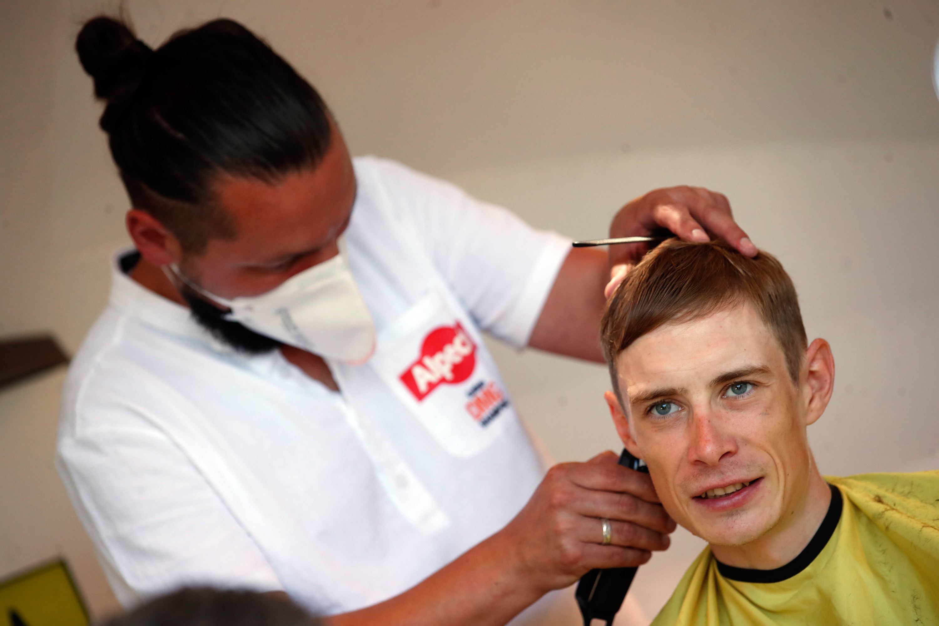 Jonas Vingegaard, en la peluquería Alpecin.