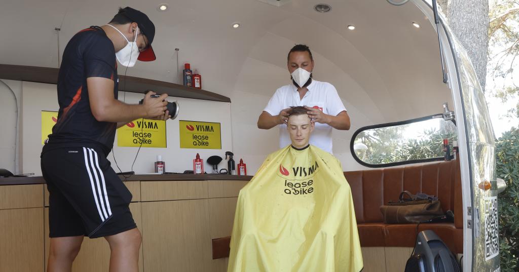 Jonas Vingegaard, en la peluquería Alpecin.