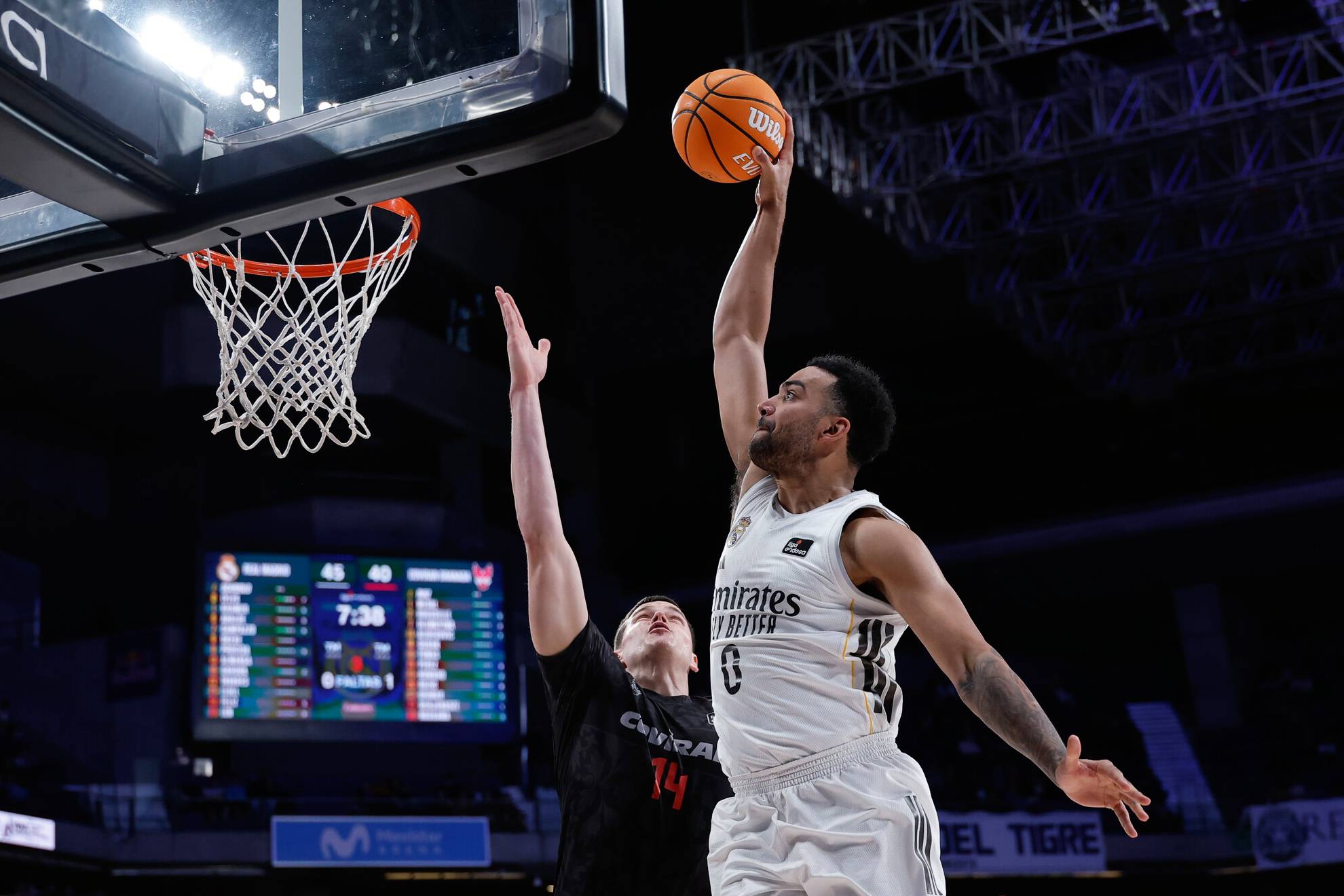 Trey Lyles se dispone a hacer un mate en un partido del Real Madrid.