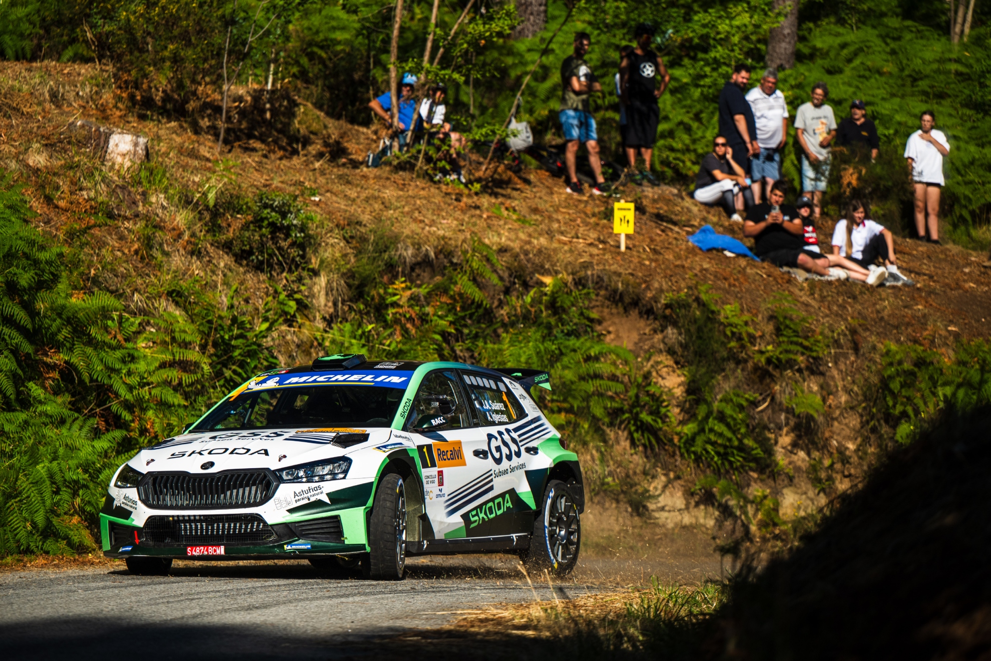 'Cohete' y su Skoda en los tramos de Vigo. Shakedown Media / Danny García.