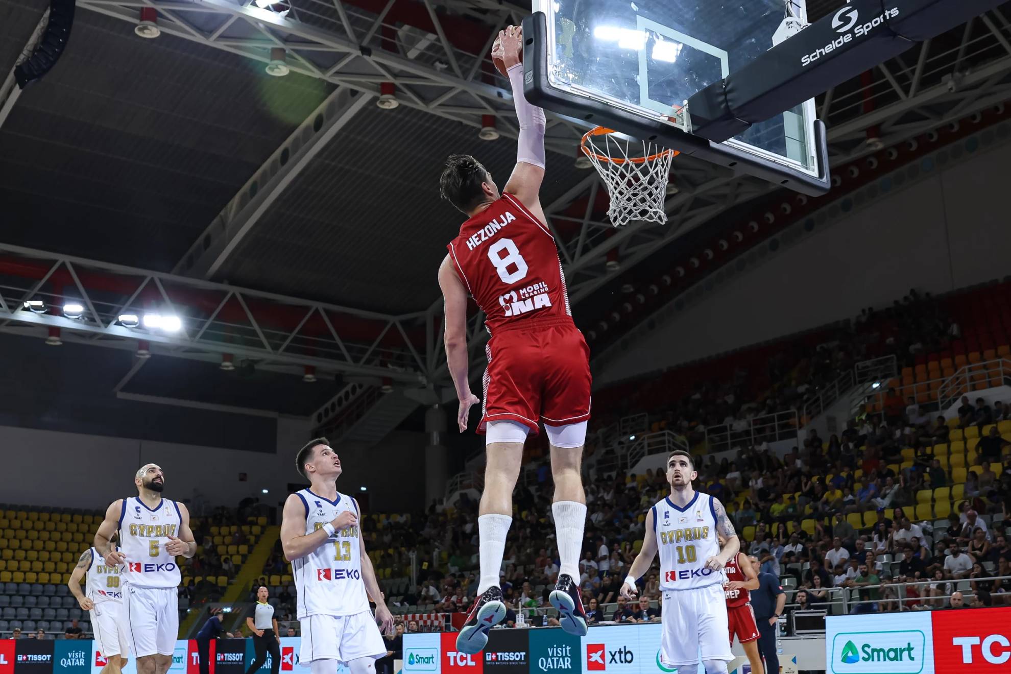 Mario Hezonja se dispone a hacer un mate en el partido ante Chipre.