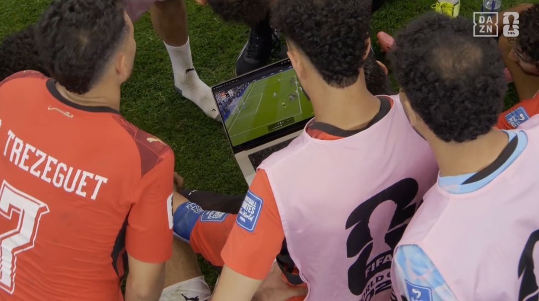 Los jugadores de Egipto ven el penalti transformado por Mbappé ante Ryan.