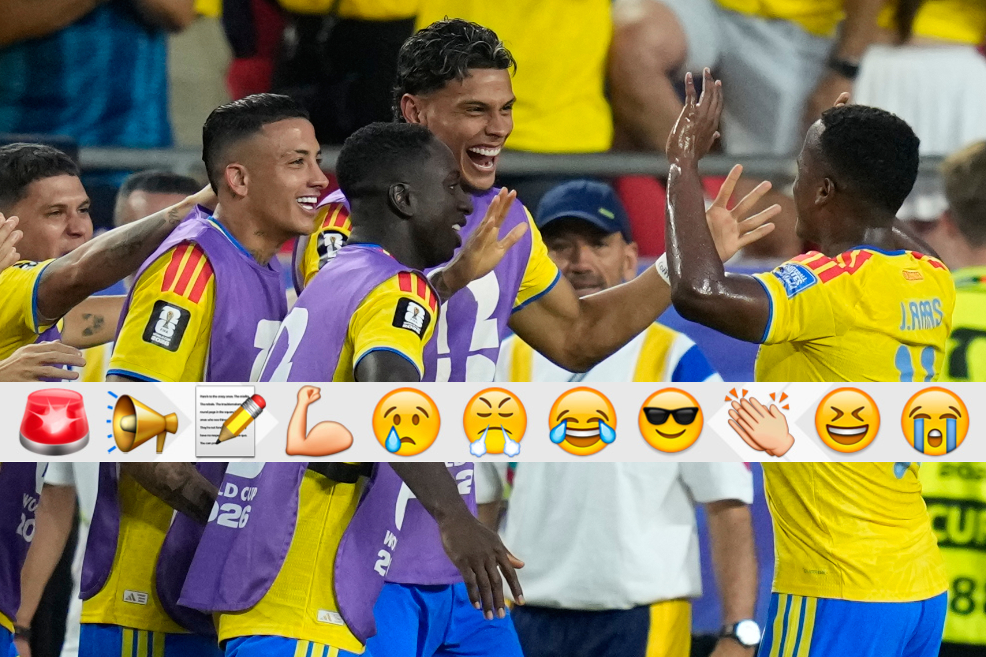Futbolistas de Colombia celebrando el gol de Arias