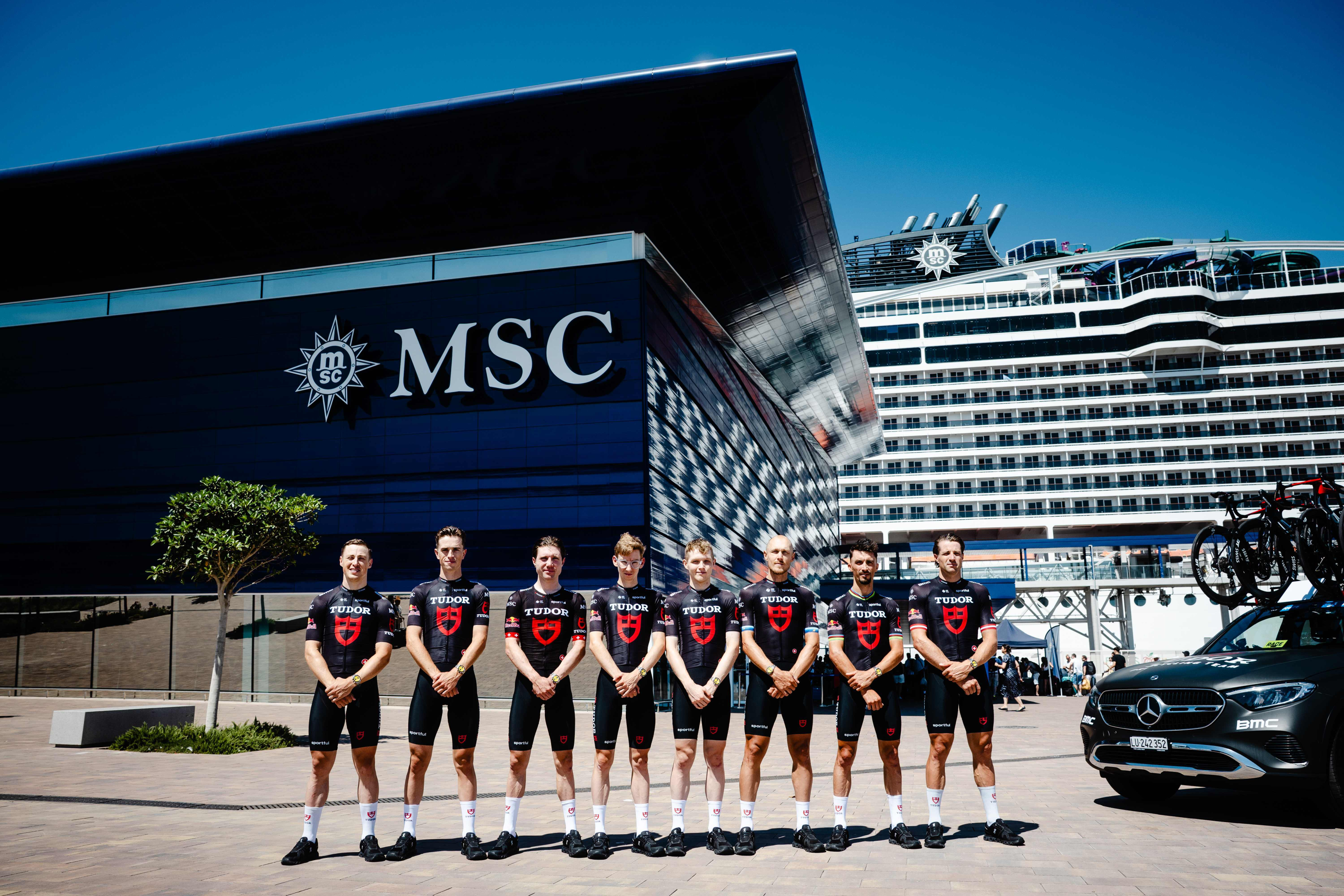 La plantilla del Tudor's Tour posa en la terminal de MSC del puerto de Barcelona