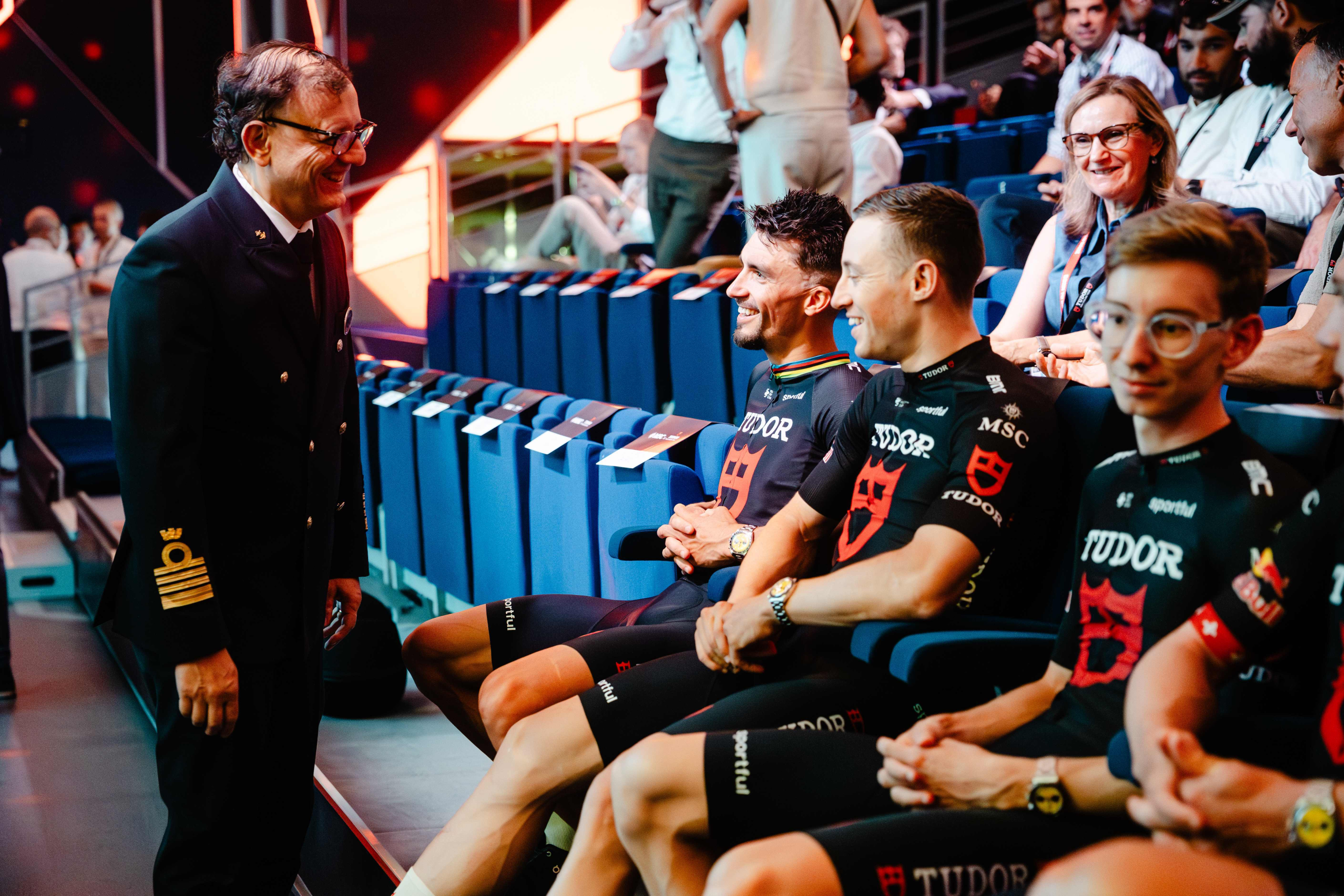 Ciclistas Tudor, durante la presentación del equipo.