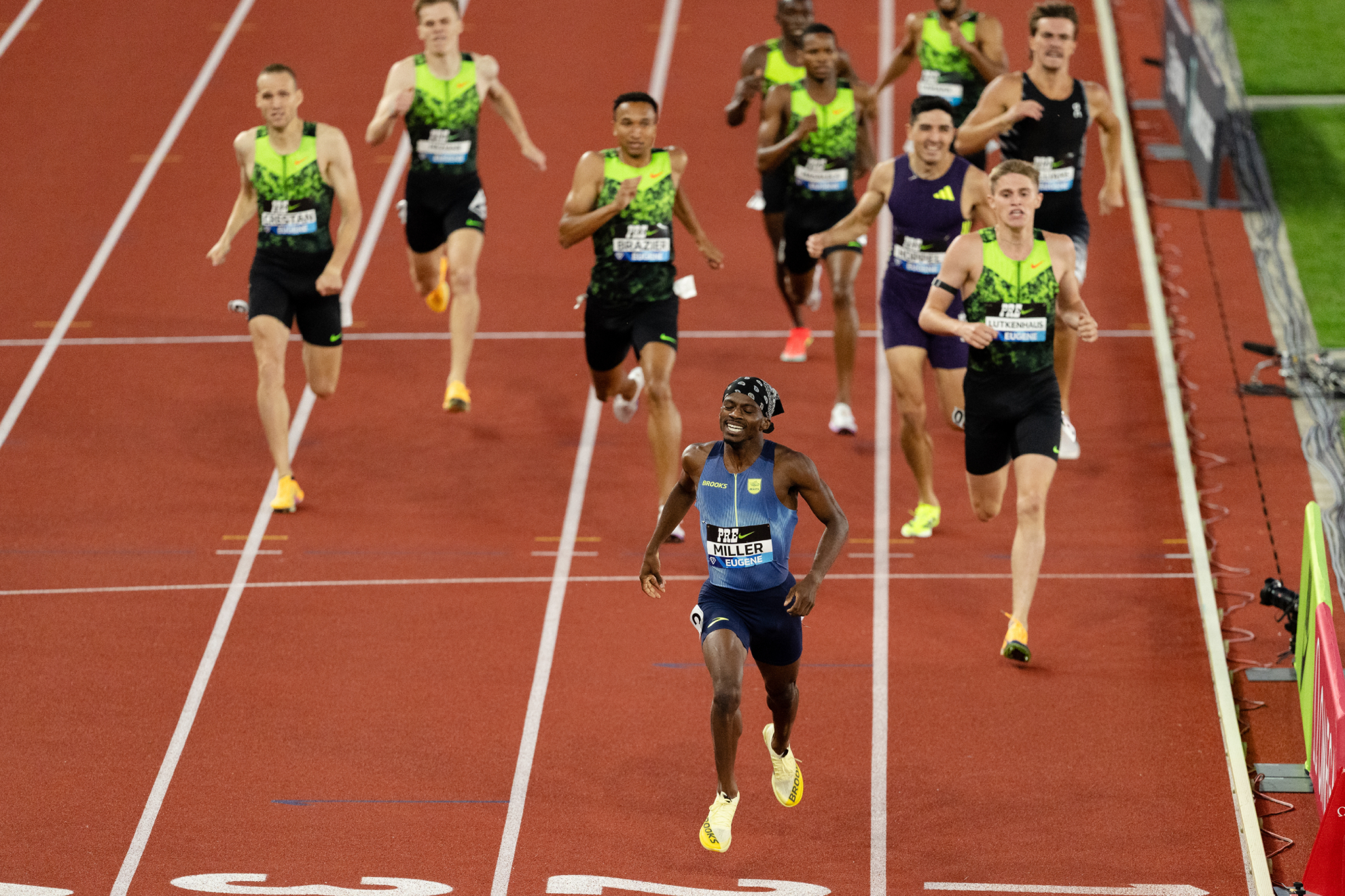 Brandon Miller entra en meta como ganador de los 800 de la cita de Eugene.