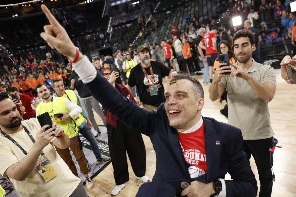 Paolo Galbiati, todavía entrenador del Kosner Baskonia, tras ganar la Copa del Rey.