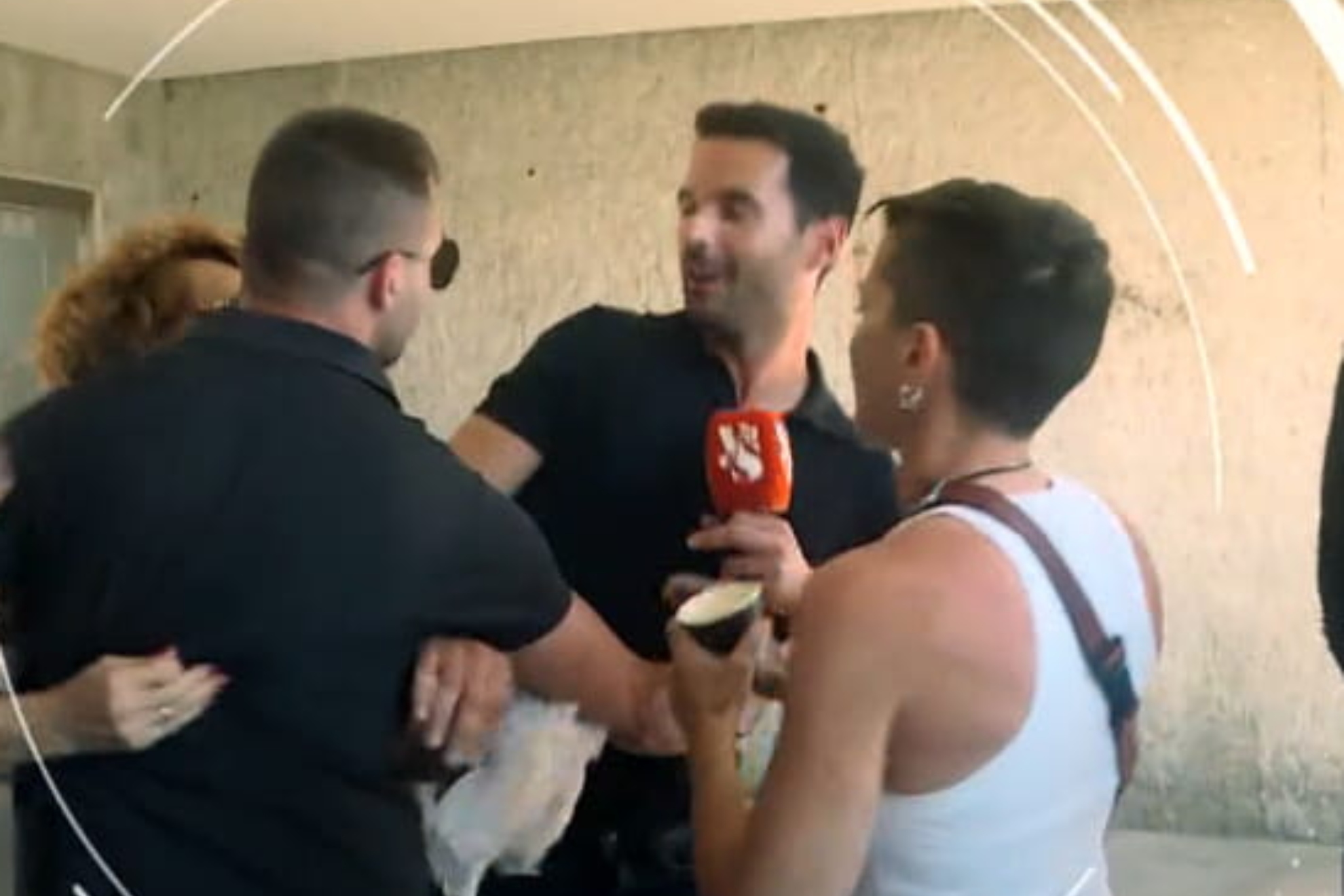 El reportero de Y ahora Sonsoles y el altercado en el sepelio de&nbsp;Manuel Arjona, artista del que fue grupo Locomía,