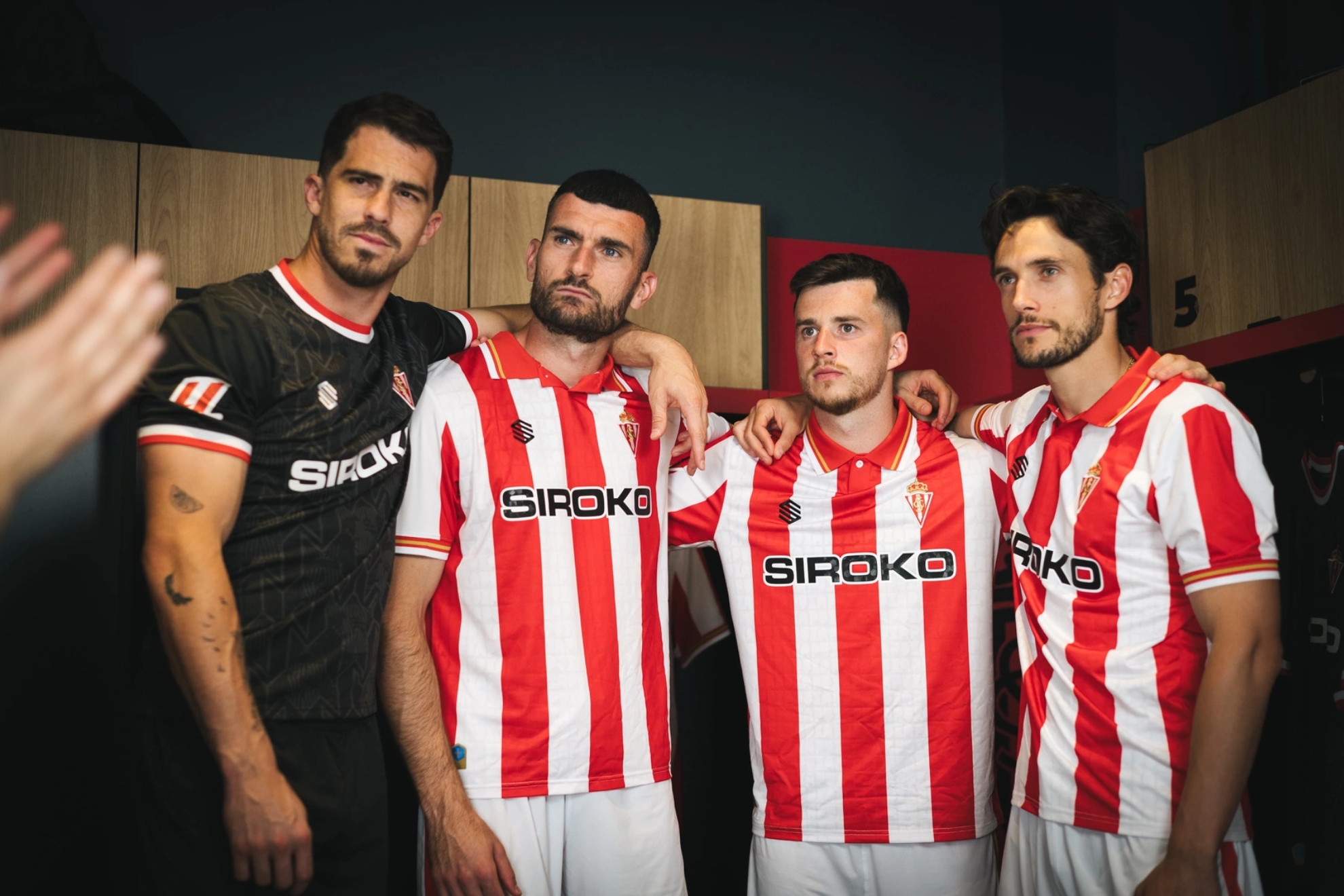 Los jugadores posan con las nuevas camisetas&nbsp;