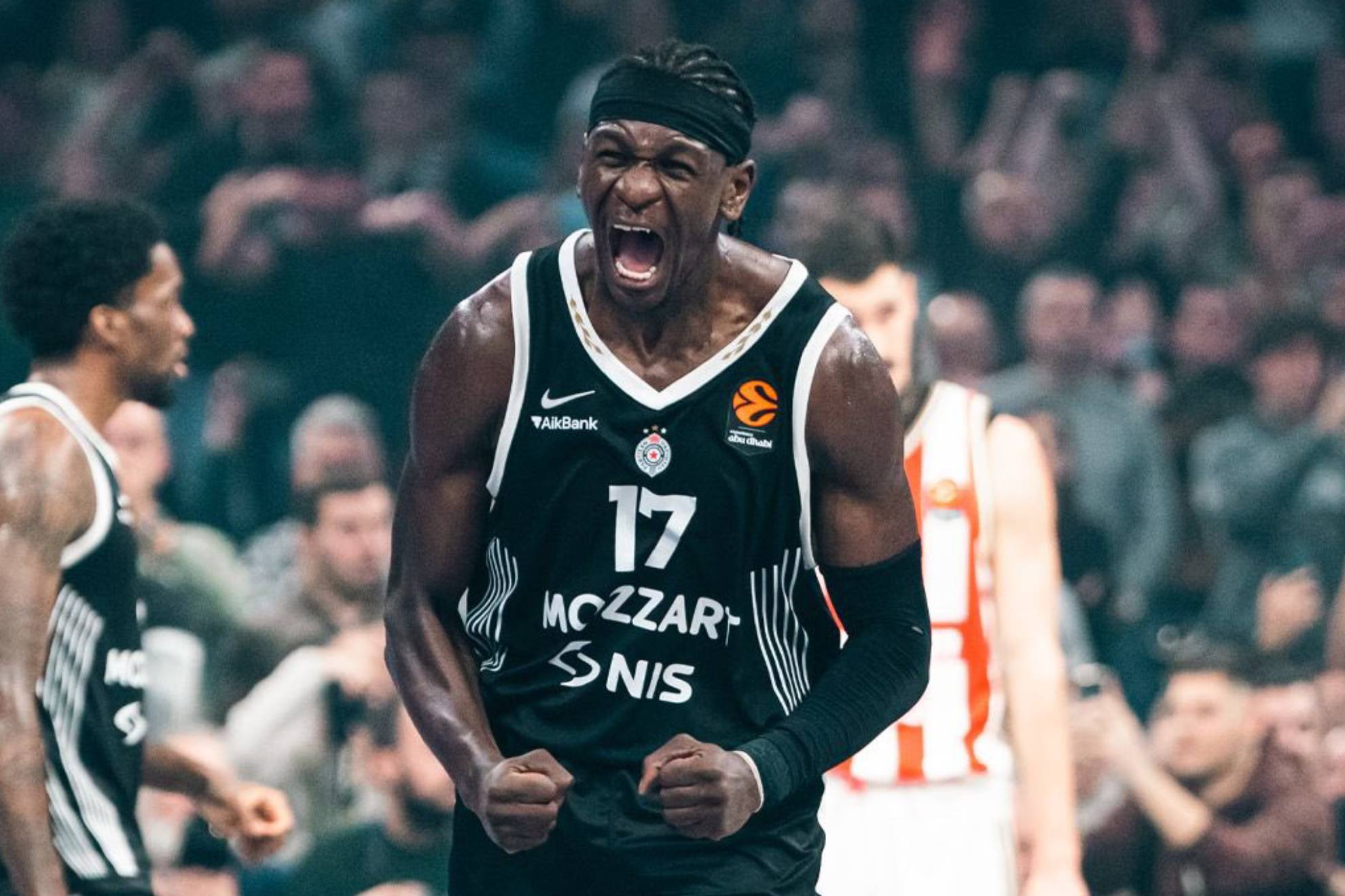 Isaac Bonga celebra una canasta con el Partizan.