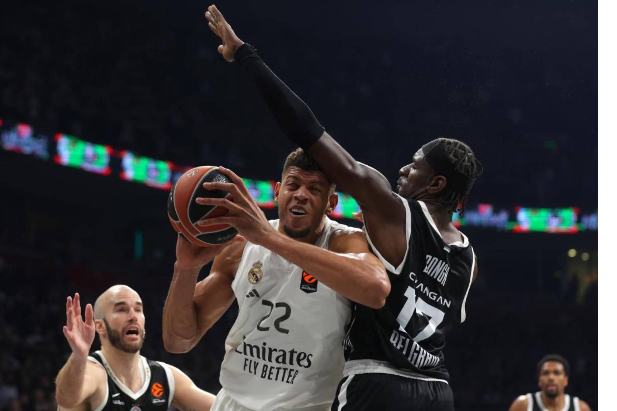 Isaac Bonga, defendiendo a Tavares en un Partizan-Real Madrid del pasado curso.