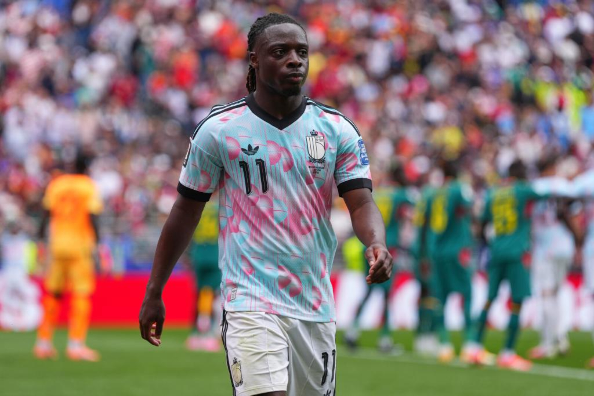 Jérémy Doku siendo sustituido en el partido contra Senegal.