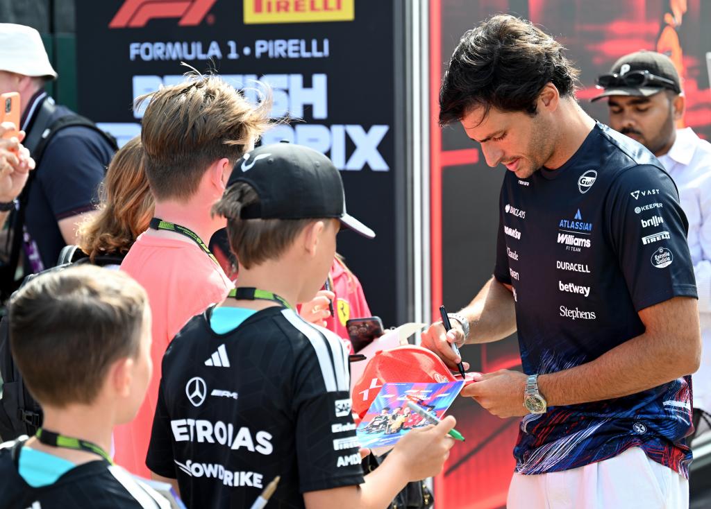 Sainz, firmando autógrafos en el circuito de Silverstone.