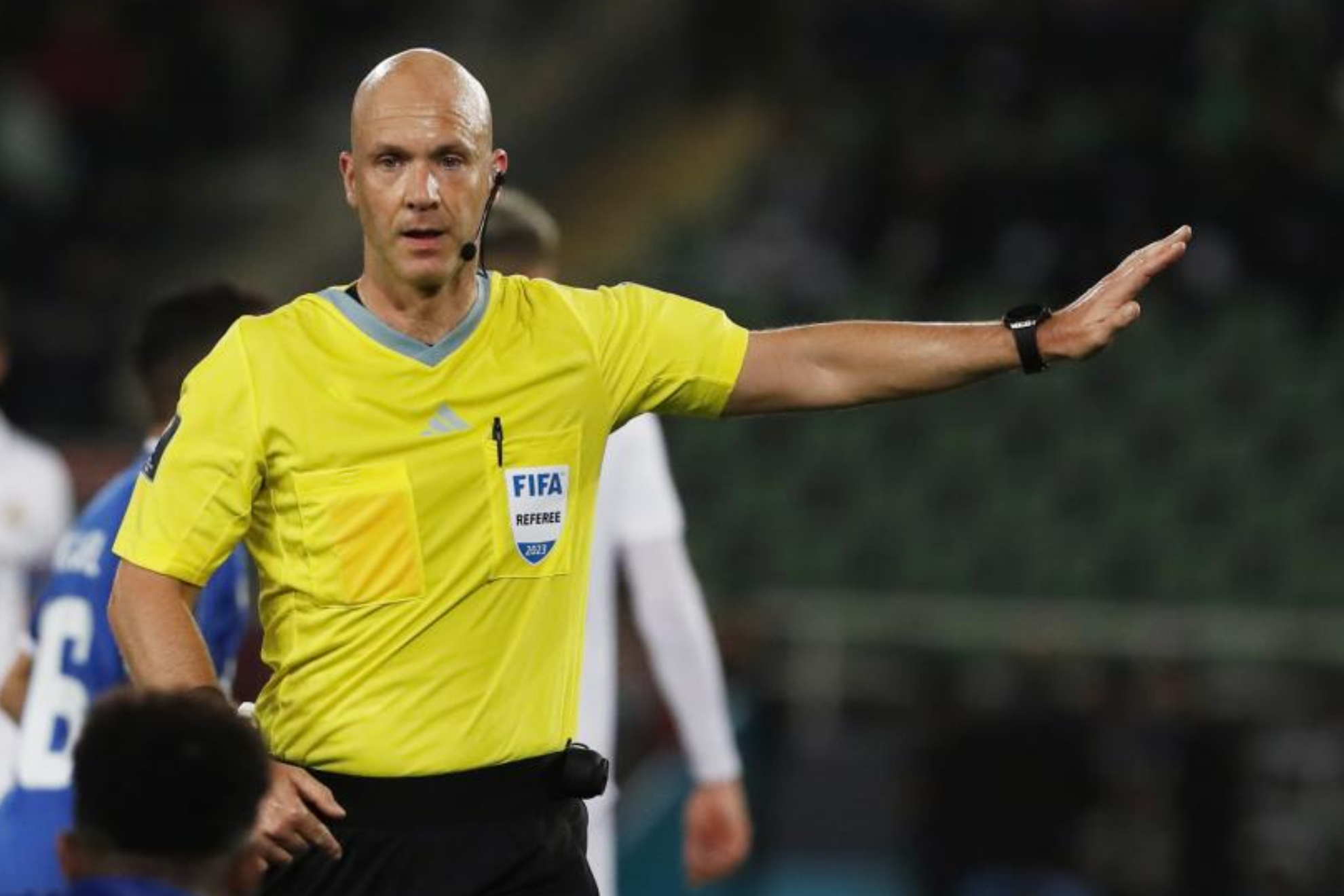 Anthony Taylor arbitrando un Real Madrid Al-Hilal en la final del Mundialito de Clubes.