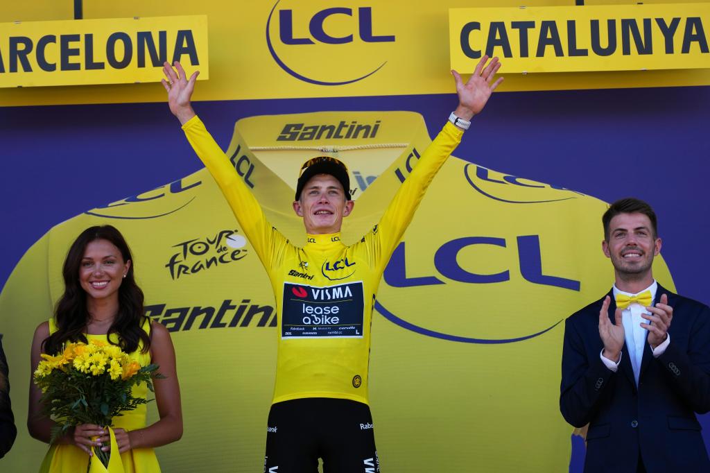 Vingegaard celebra de amarillo en el podio de Barcelona.