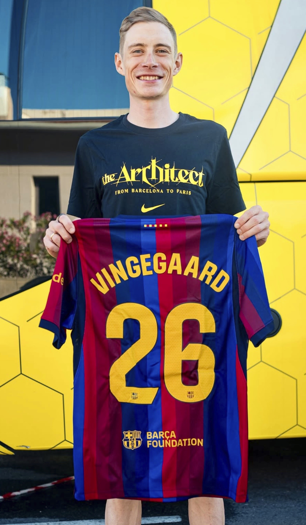 Vingegaard, con la camiseta del Barça