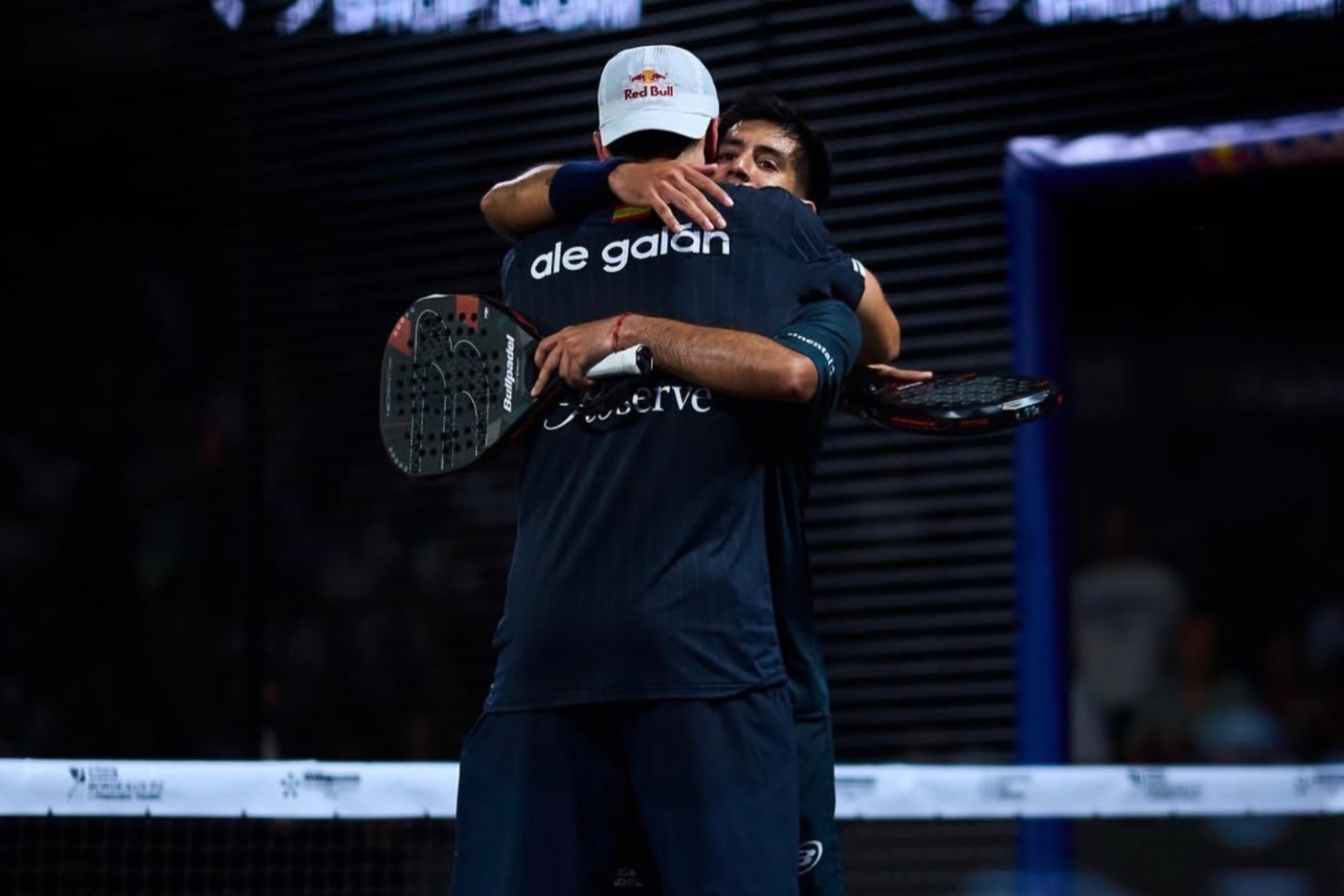Chingotto y Galán se abrazan tras su victoria en semifinales de Burdeos.